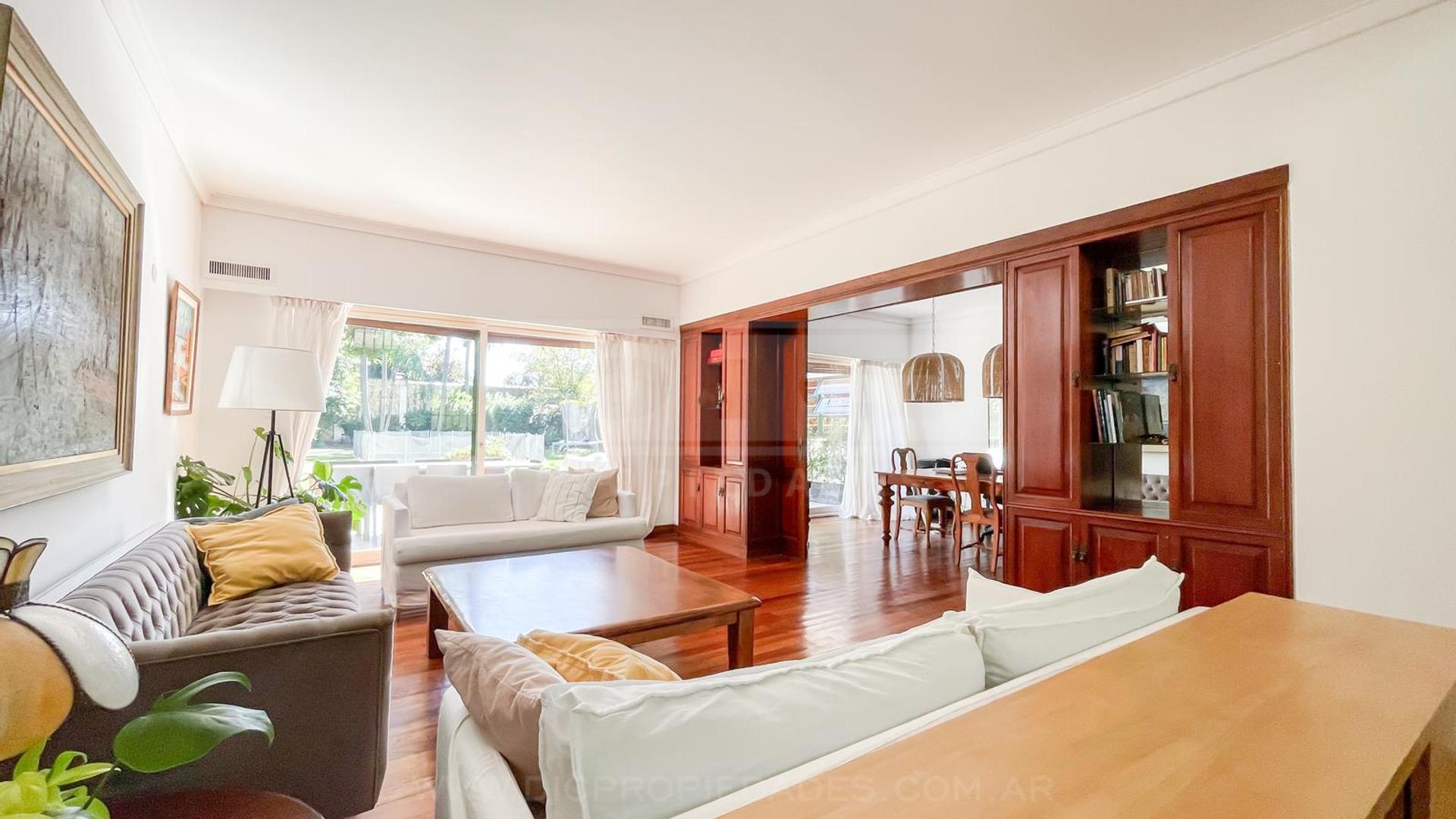 Casa en Venta con 3 cocheras