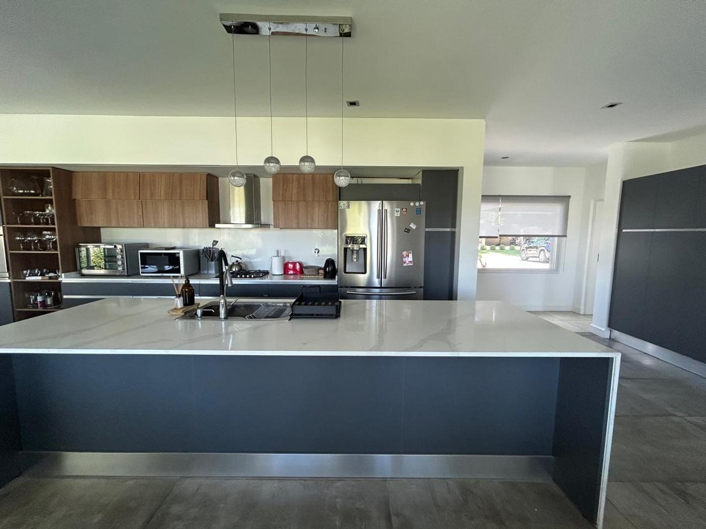 Casa 8 ambientes con 5 baños