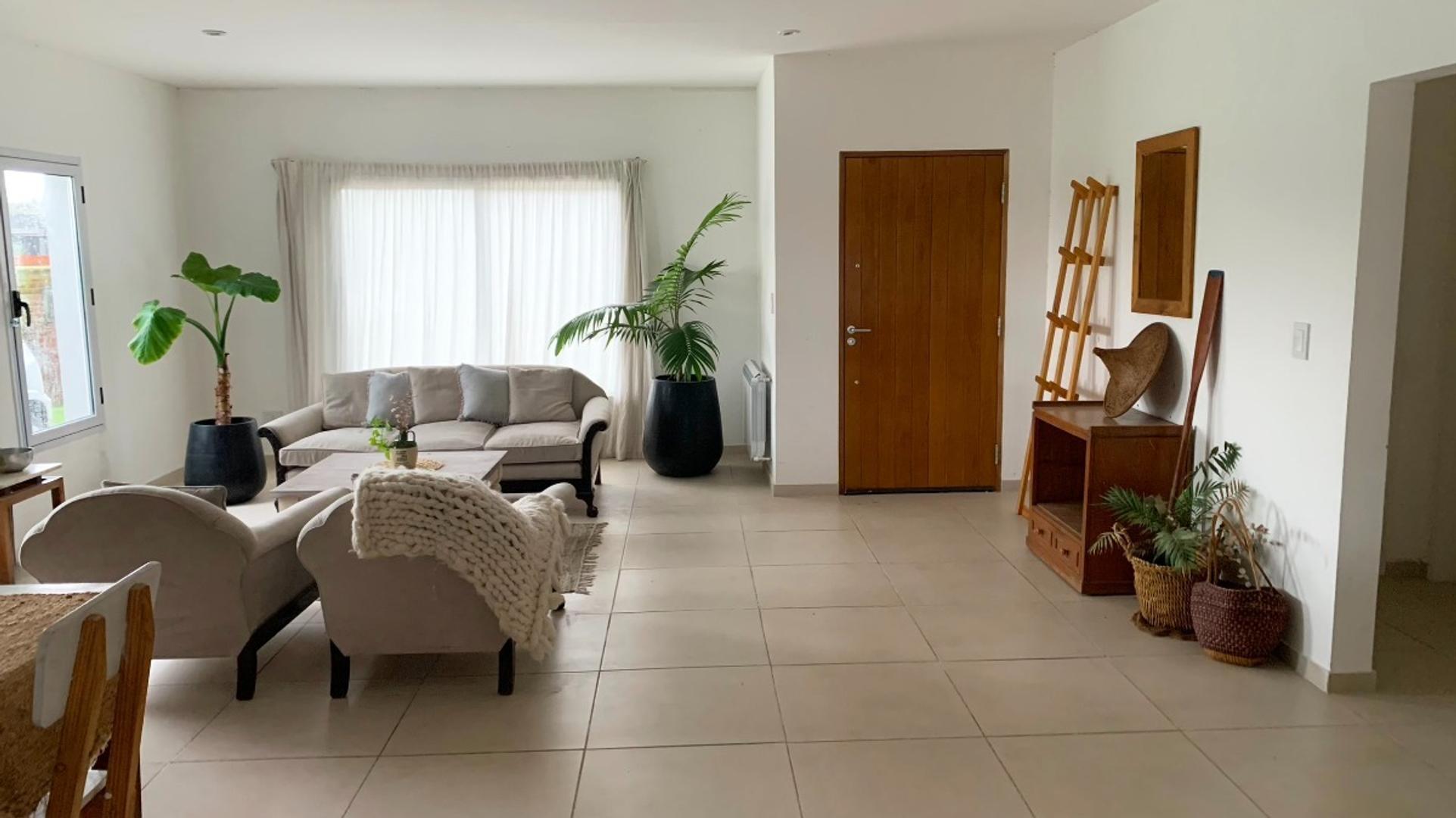 Casa 4 ambientes con 3 baños