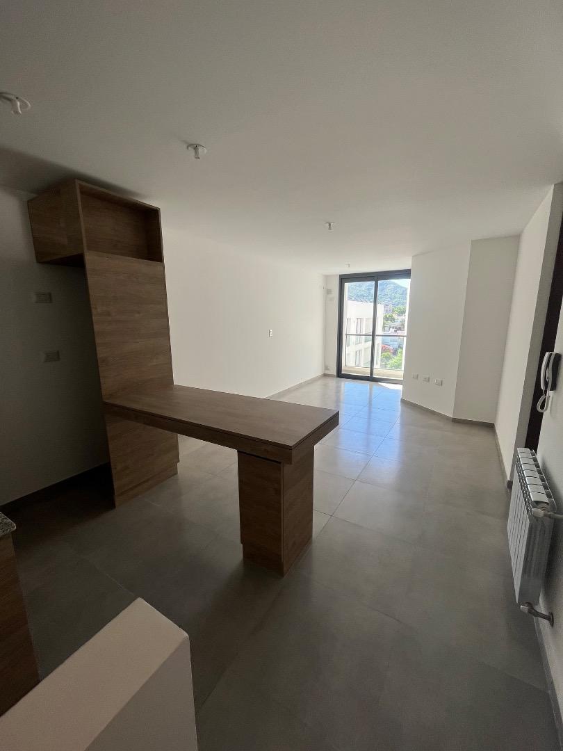 Jose Hernandez 100, Piso 1