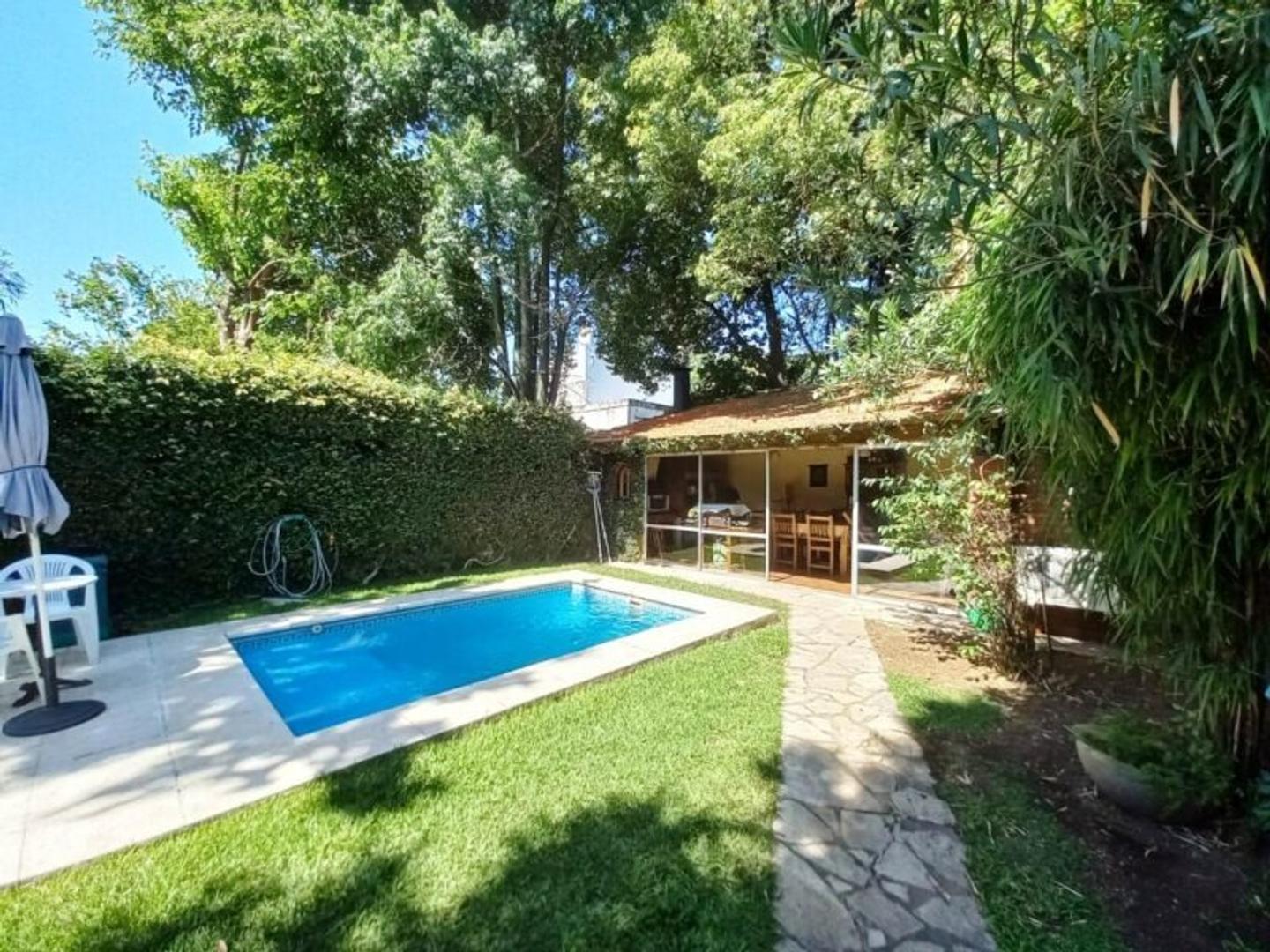 Chalet en Venta 4 ambientes Fondo Pileta Cochera Haedo Norte