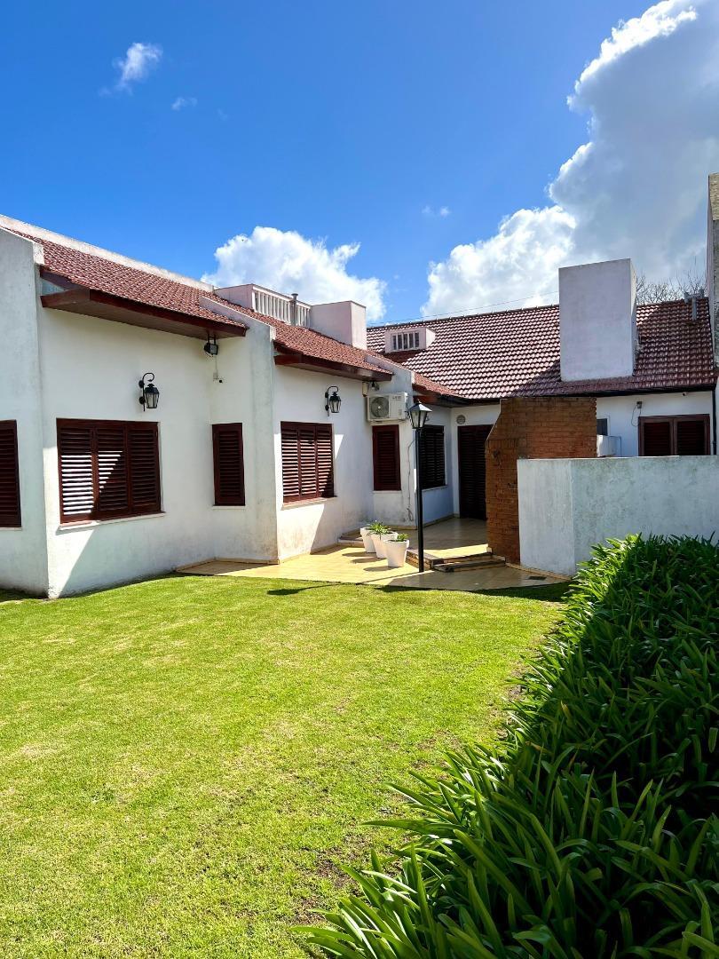 Casa 5 ambientes con 3 baños