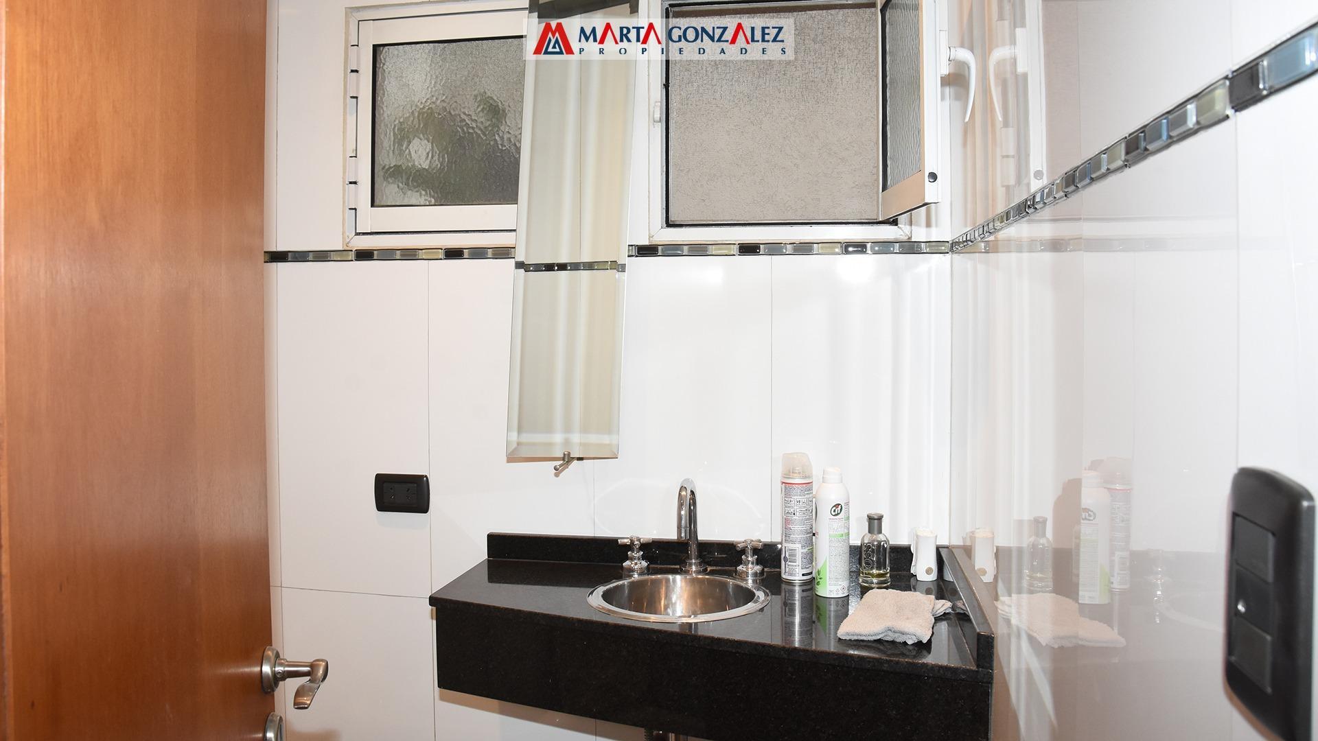 Casa en Alquiler con 3 cocheras