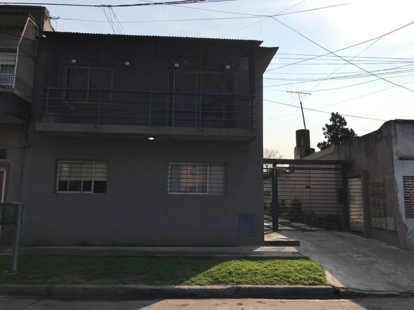 PH - EN PLANTA BAJA - CON COCHERA - CASTELAR NORTE