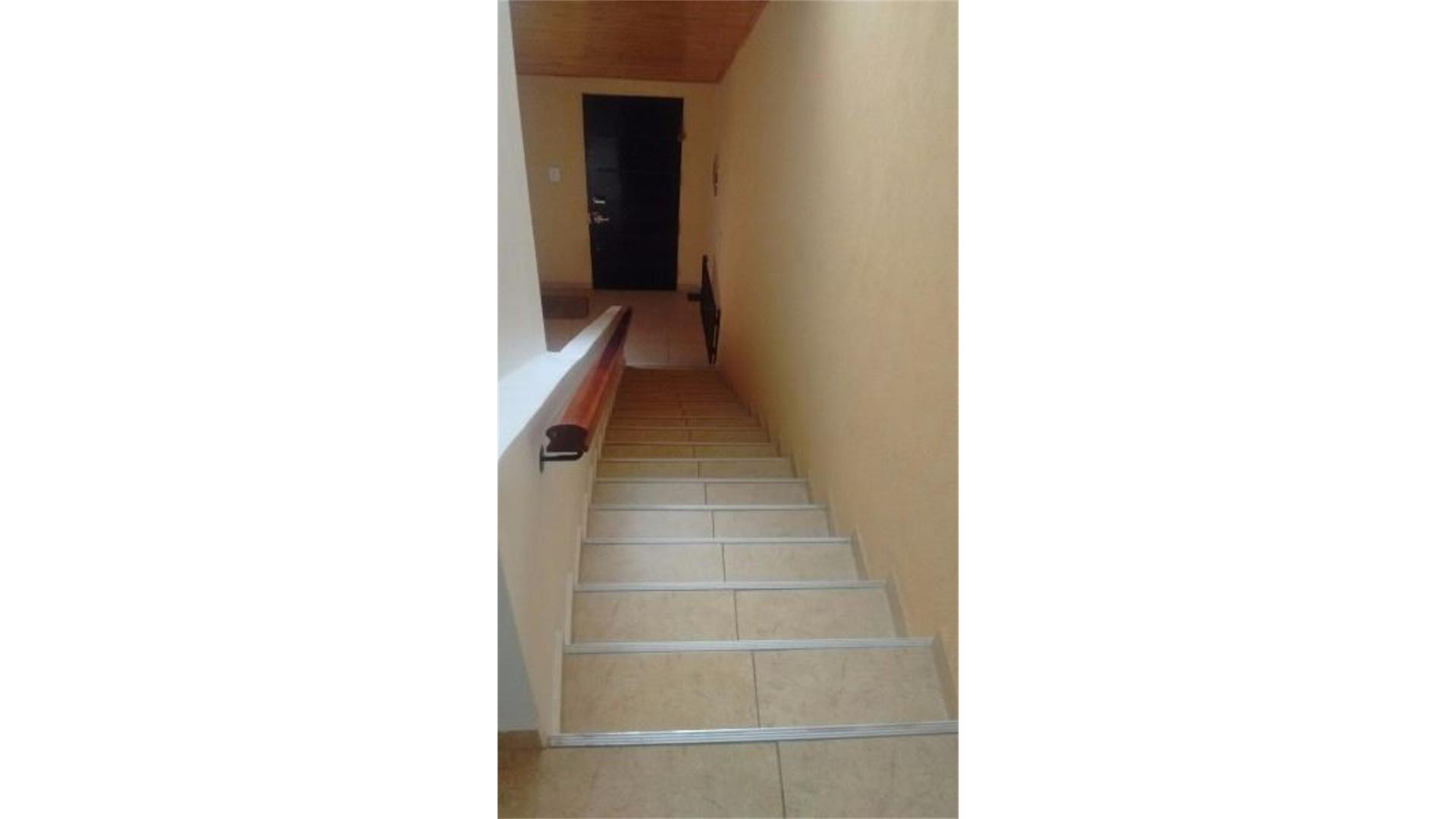 EXCELENTE TIPO CASA EN DOS PLANTAS TOTAL 135 M2 REFACCIONADO