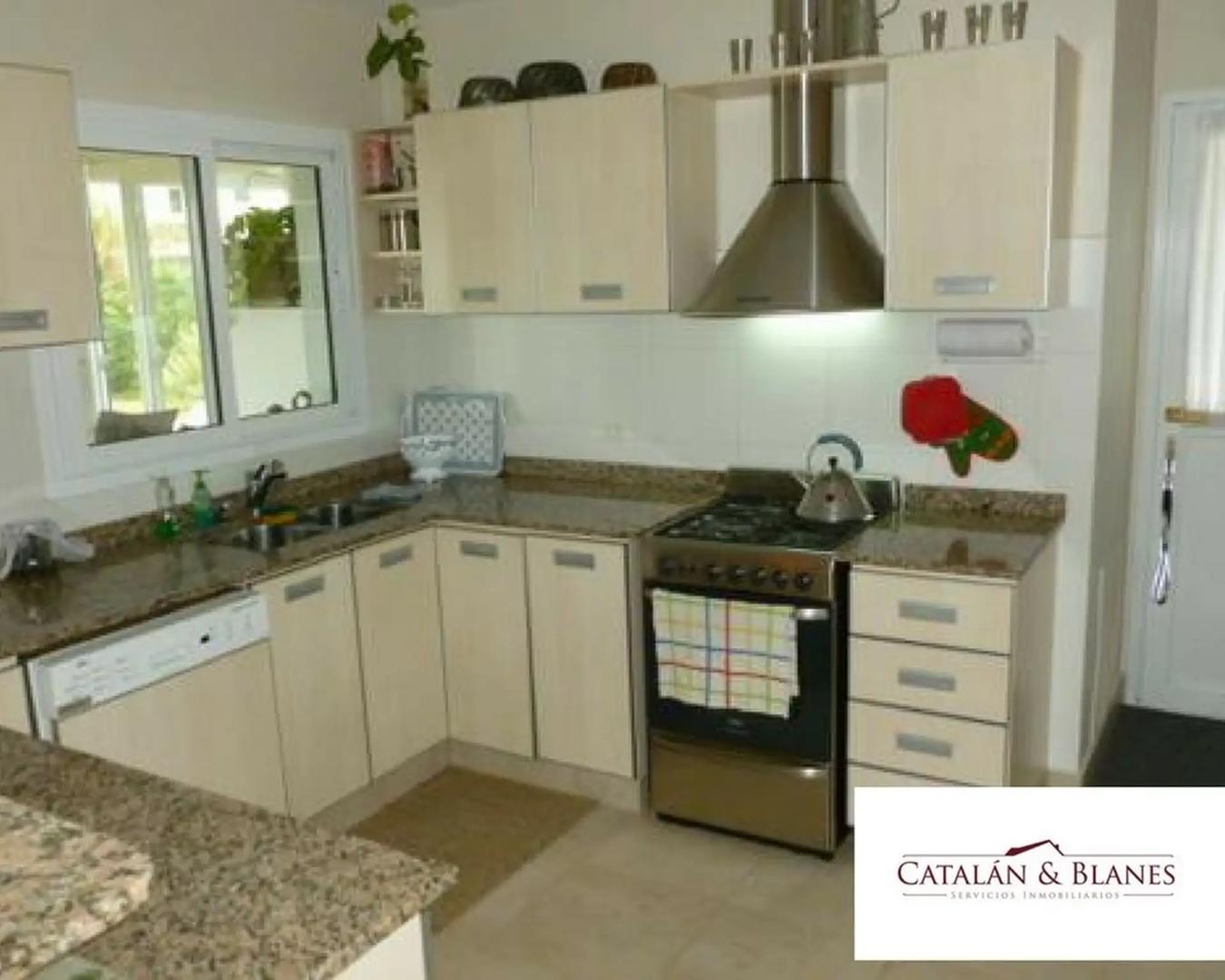 Casa 5 ambientes con 2 baños