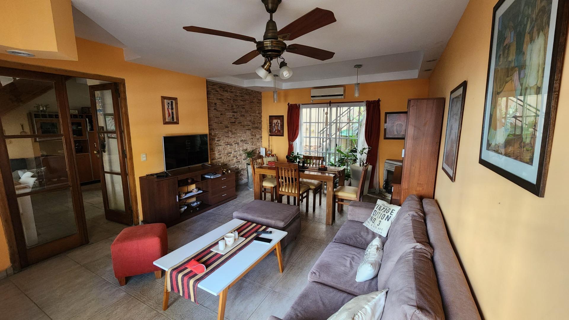 Casa 4 ambientes con 2 baños