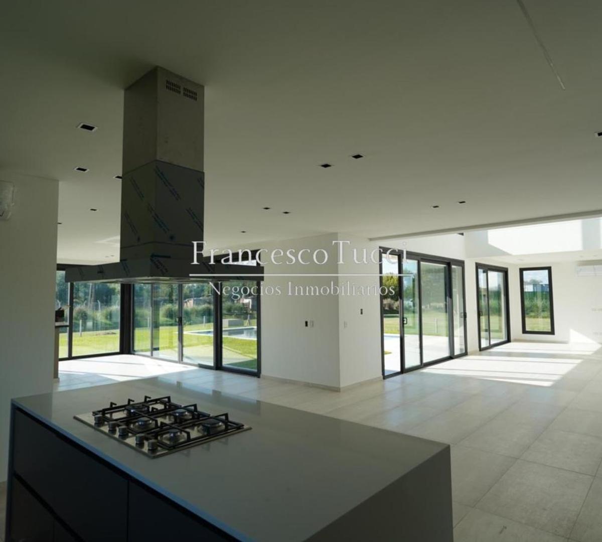 Casa en Venta con 4 cocheras