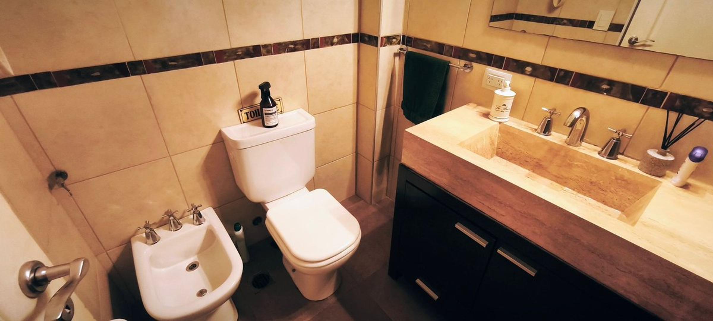 ALQUILER CASA 4 AMBIENTES 2 TERRAZAS IMPECABLE.