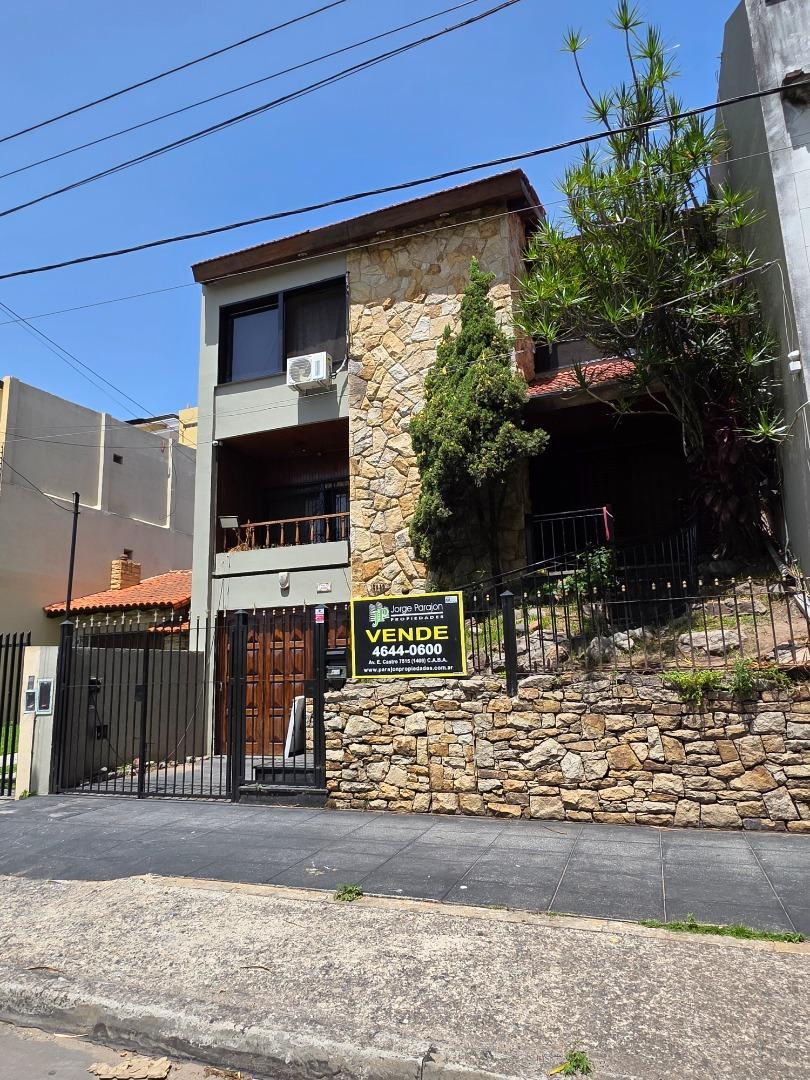 Casa en Venta con 3 cocheras