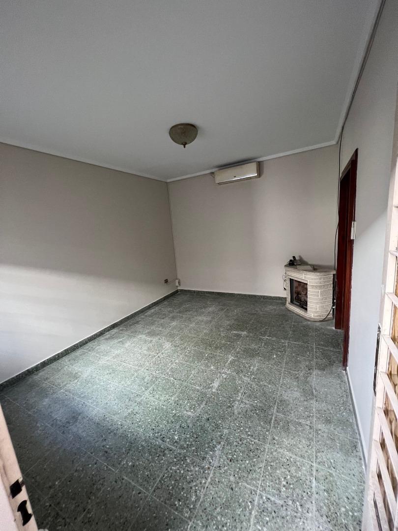 tipo casa contra frente 2 amb patio y terraza