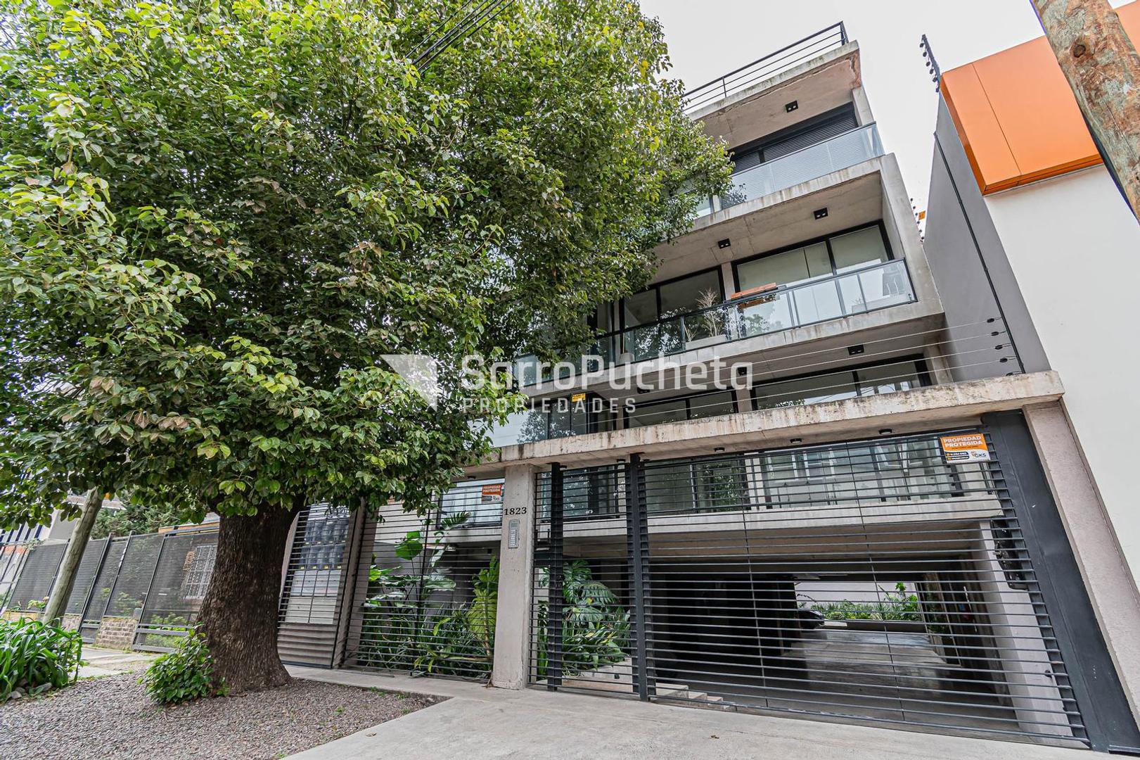 Venta semipiso 3 ambientes con dormitorio en suite, balcón y cochera en Parque Leloir.