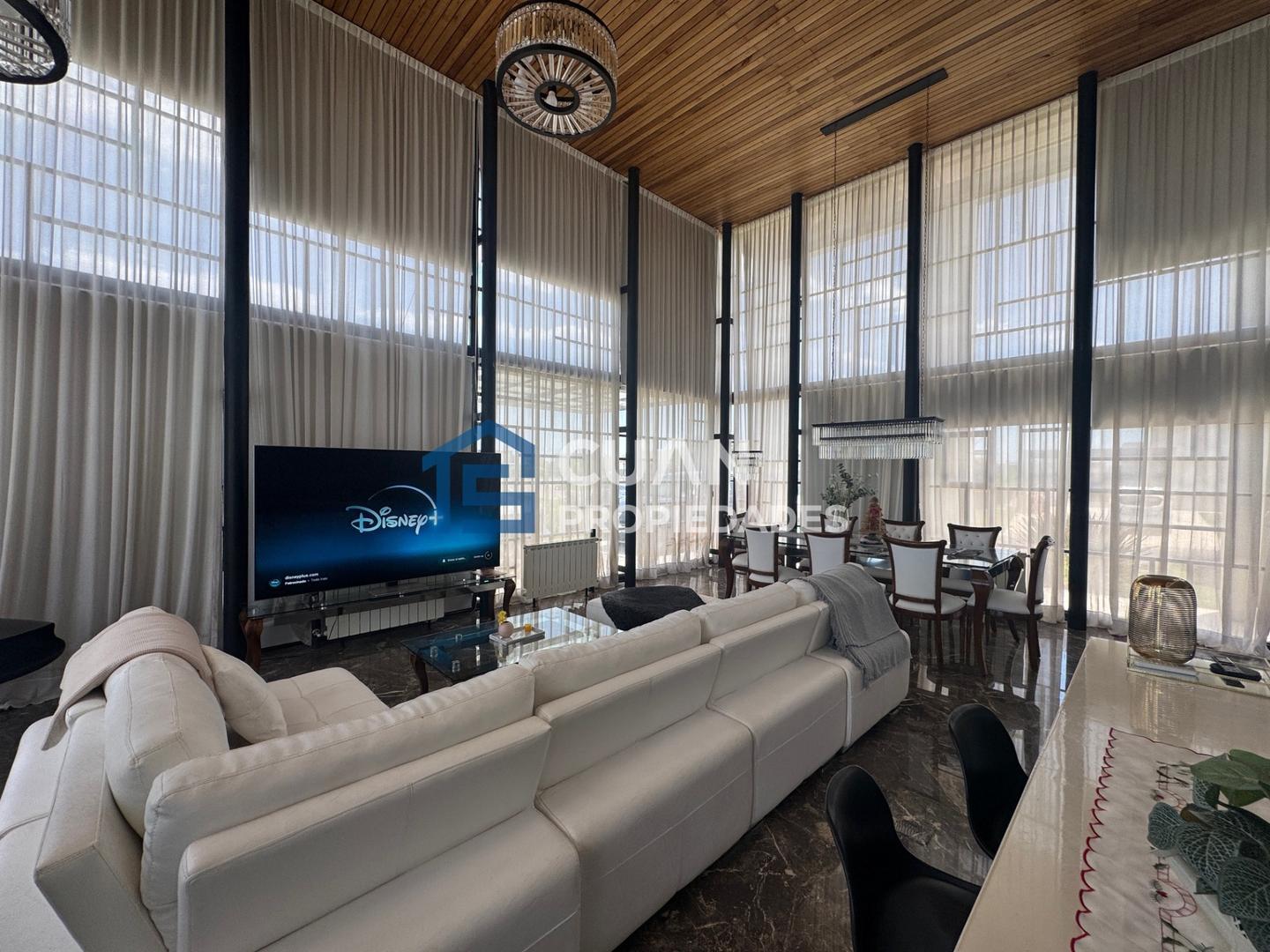 Casa en Alquiler con 4 cocheras