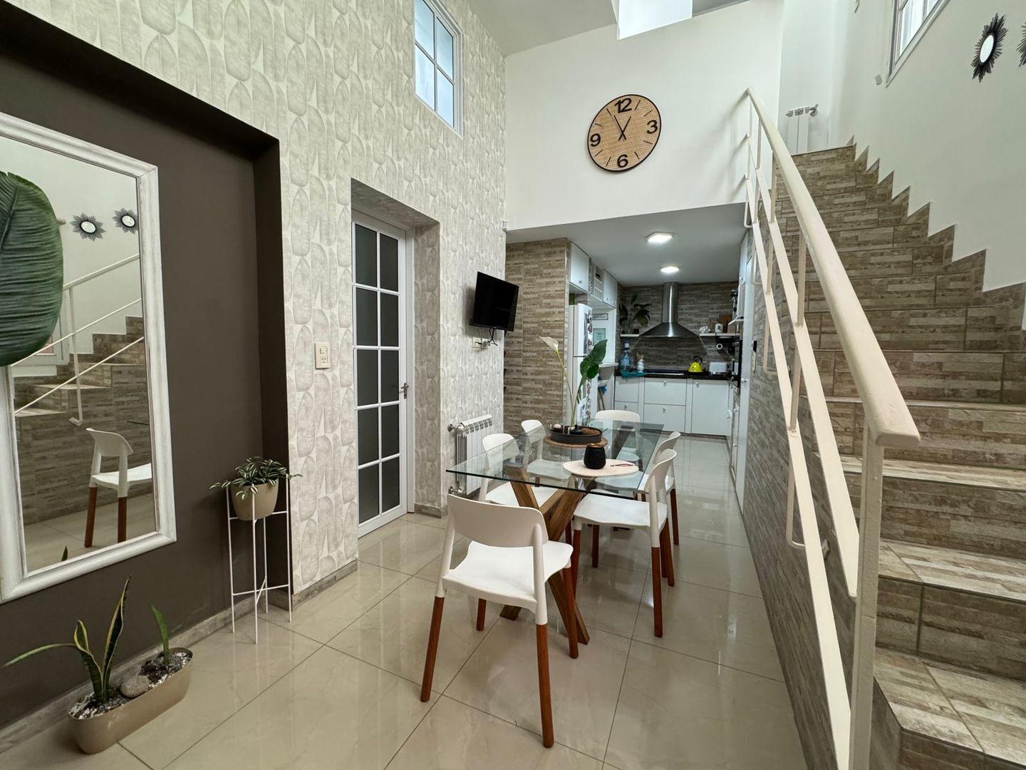 VENTA - CASA DE PASILLO DE 3 DORMITORIOS CON TERRAZA EXCLUSIVA - CENTRO
