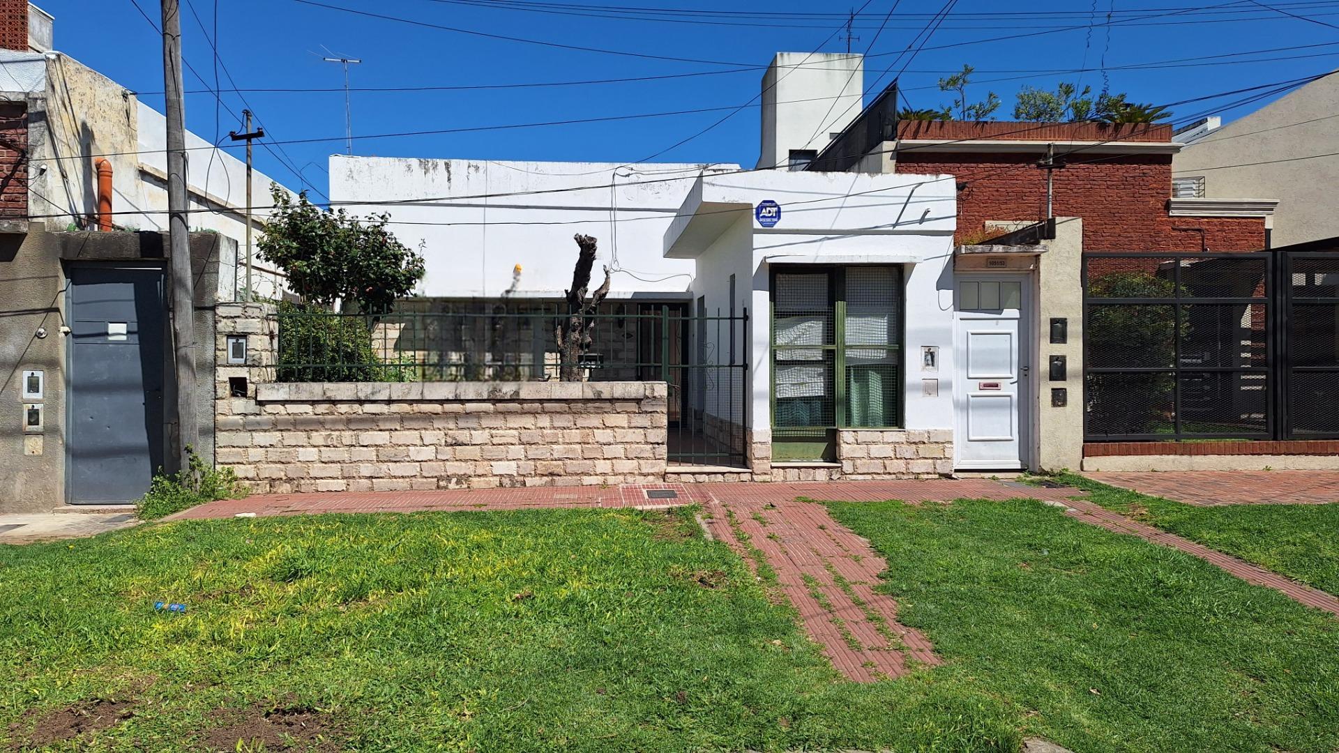 CASA EN VENTA CON PATIO EN BARRIO ALBERDI