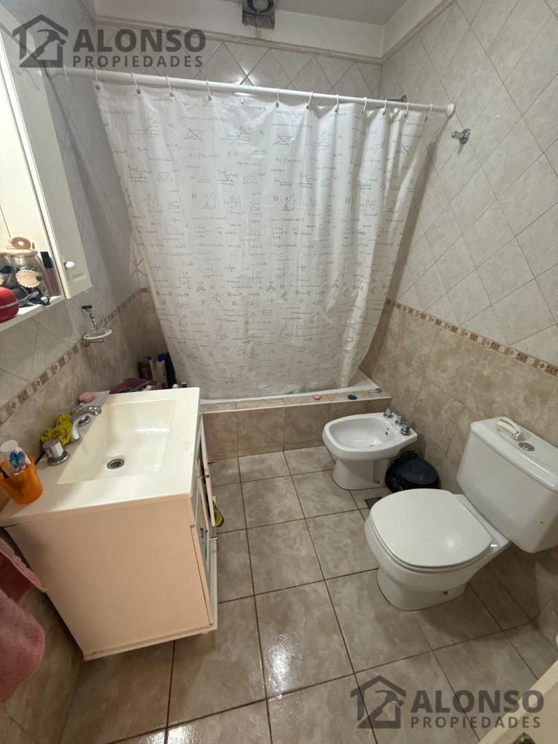 CASA 4 AMBIENTES CON COCHERA, QUINCHO Y TERRAZA EN VENTA