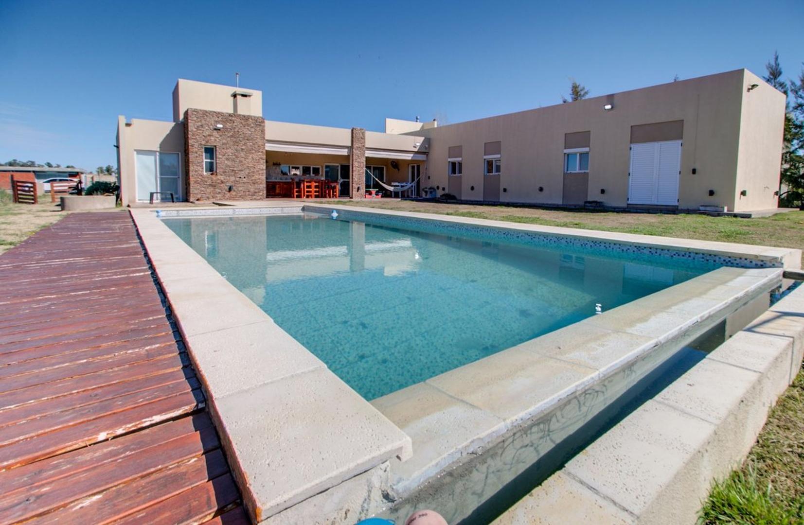 CASA VENTA AREA 60 4 DORMITORIOS GALERIA PISCINA