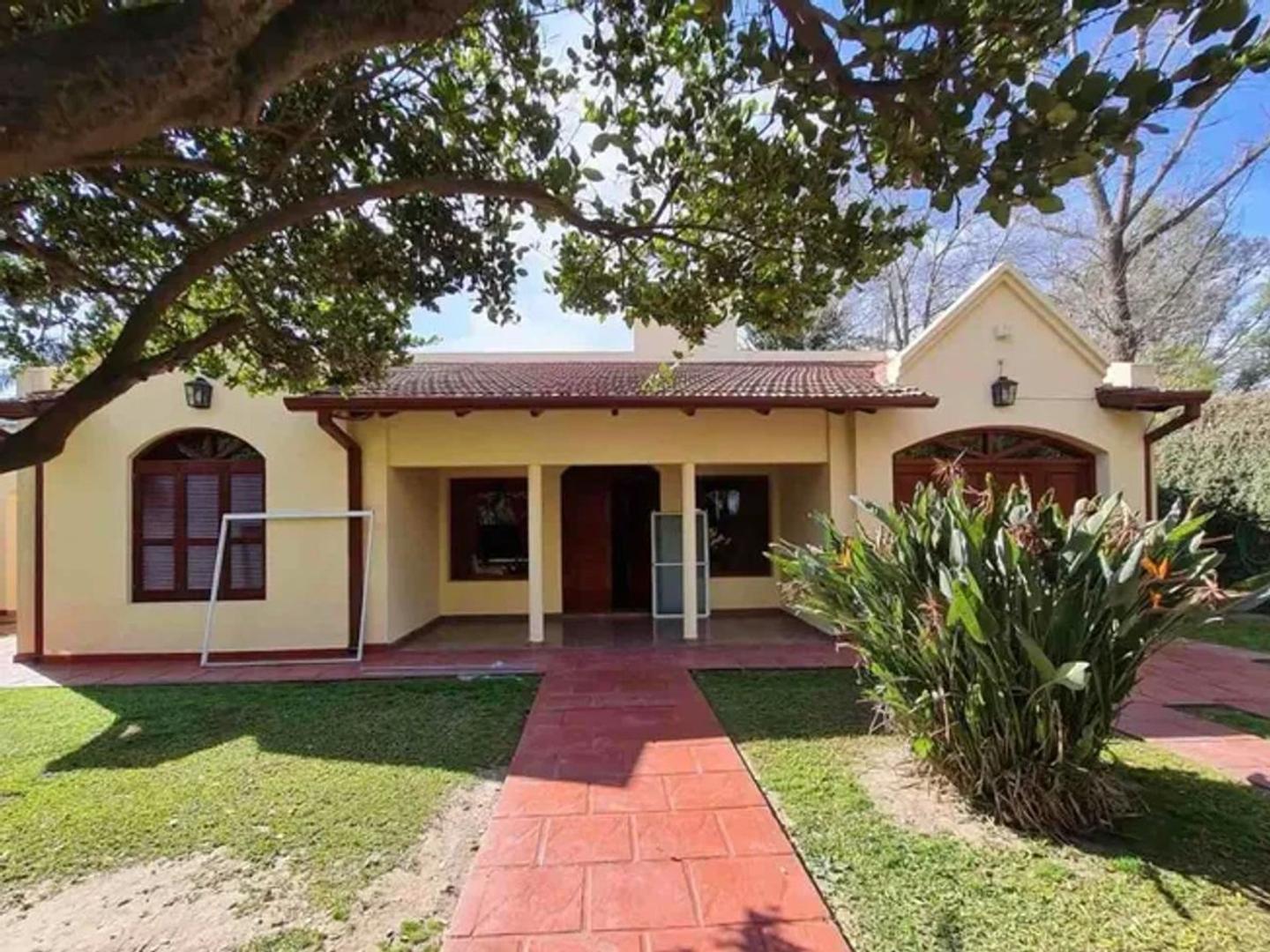 Casa en Alquiler con 2 cocheras