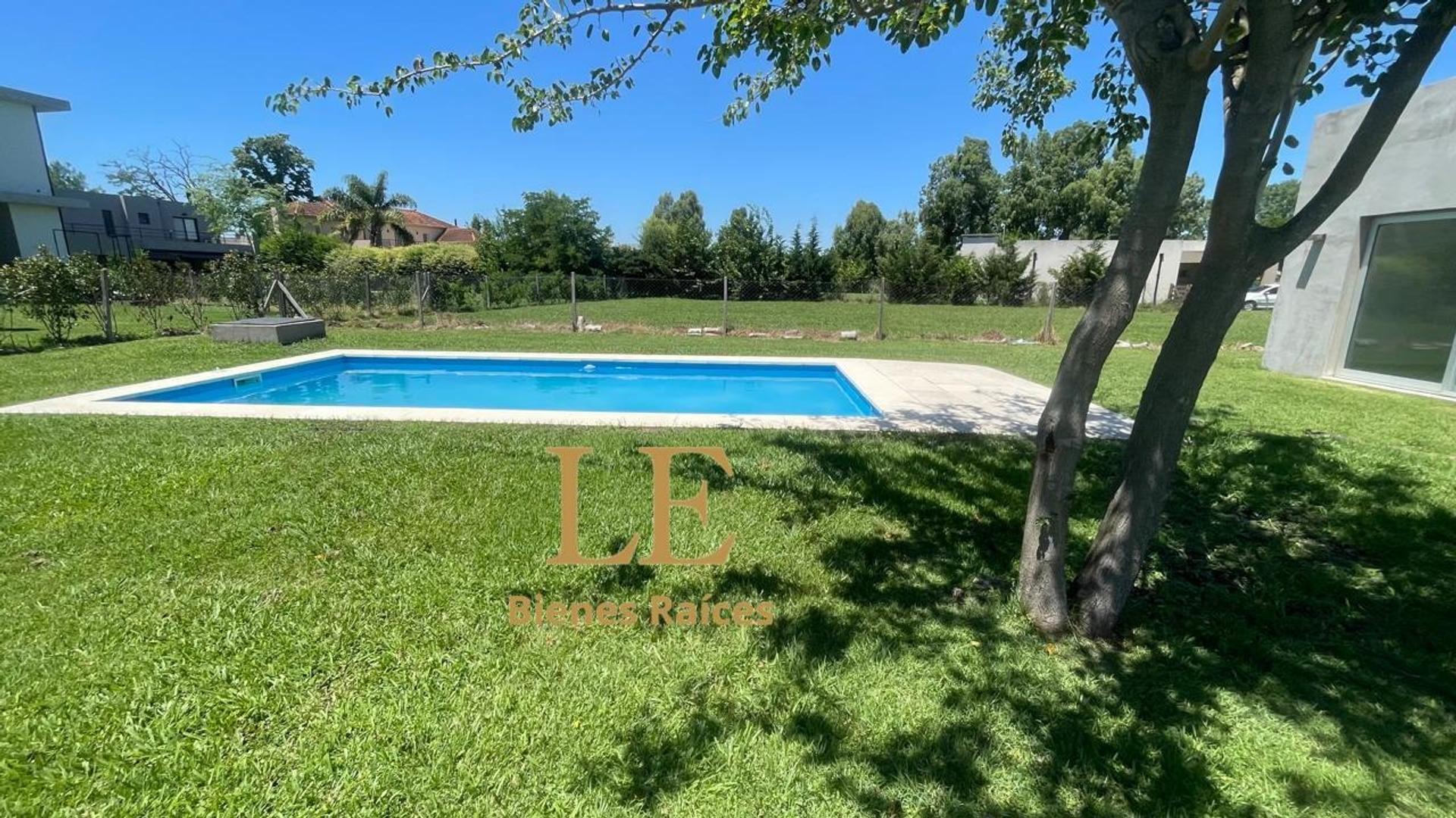 Casa en Alquiler con 3 cocheras