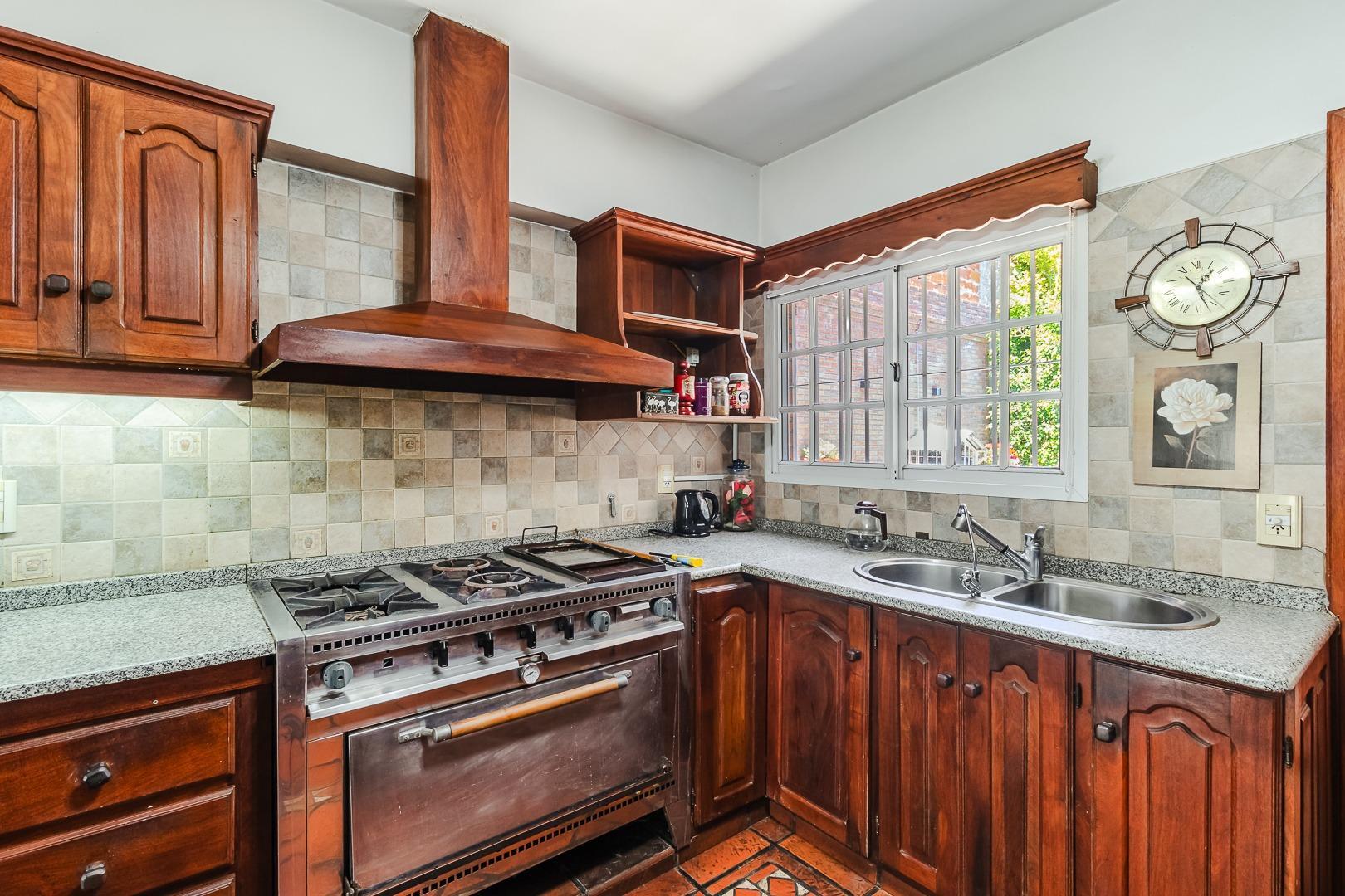 Casa en Venta con 2 cocheras