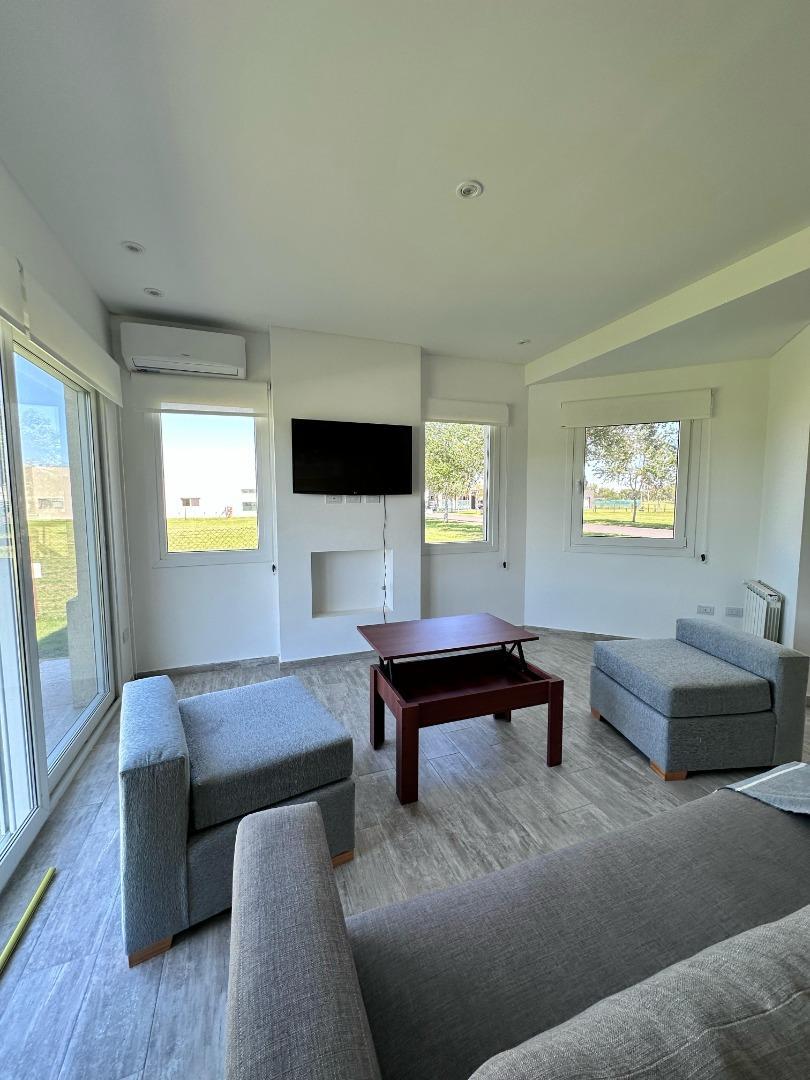 Casa en Alquiler con 4 cocheras