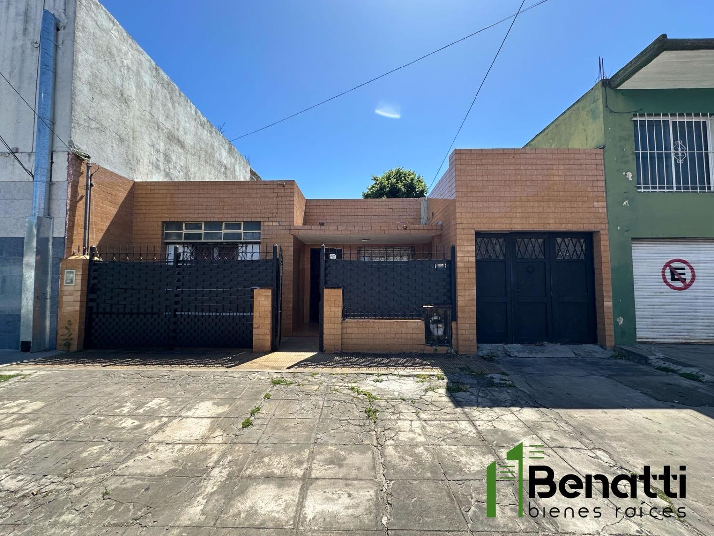 CASA 3 ambientes con amplio jardin. Terreno 300 m2 (10x30).