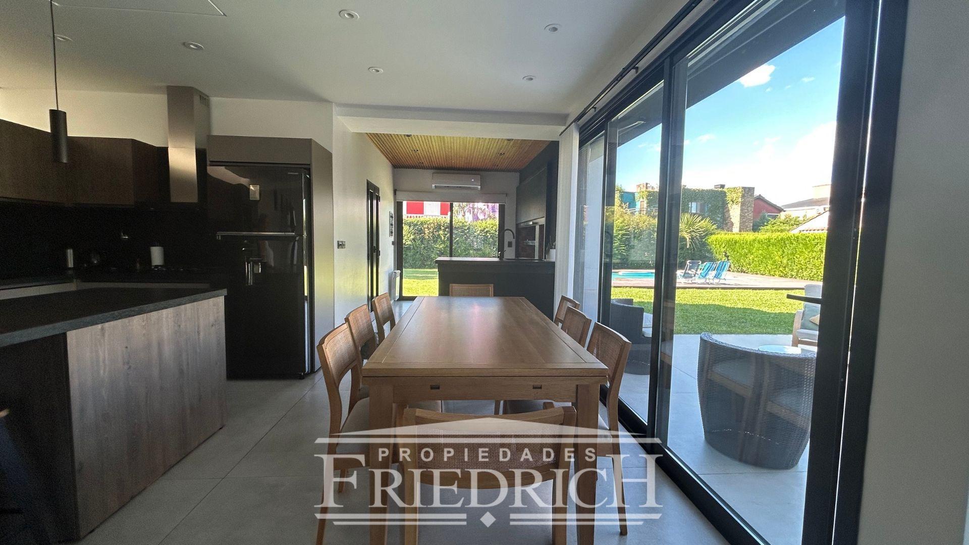 Casa en Venta con 6 cocheras