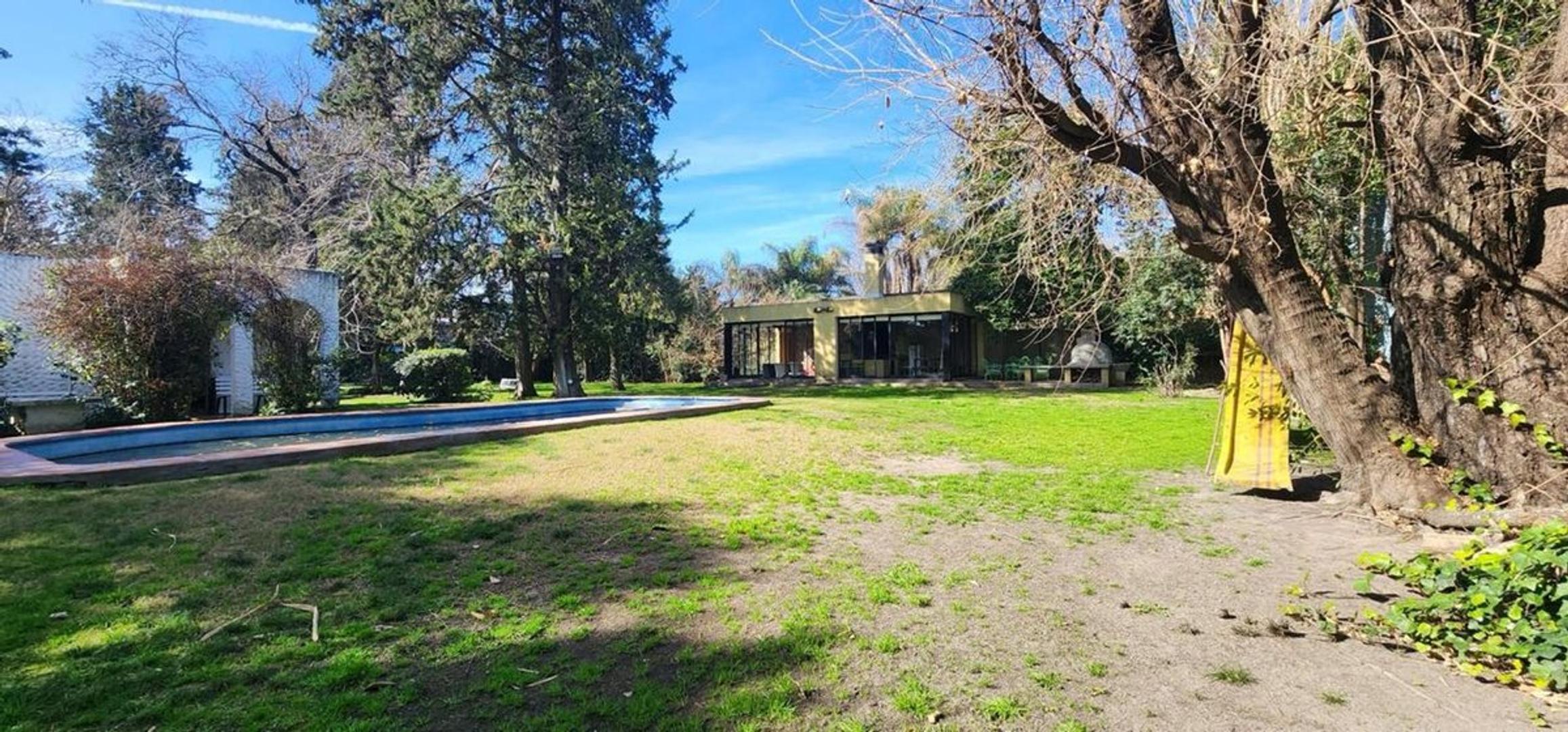 Venta quinta en Villa Udaondo quincho y pileta