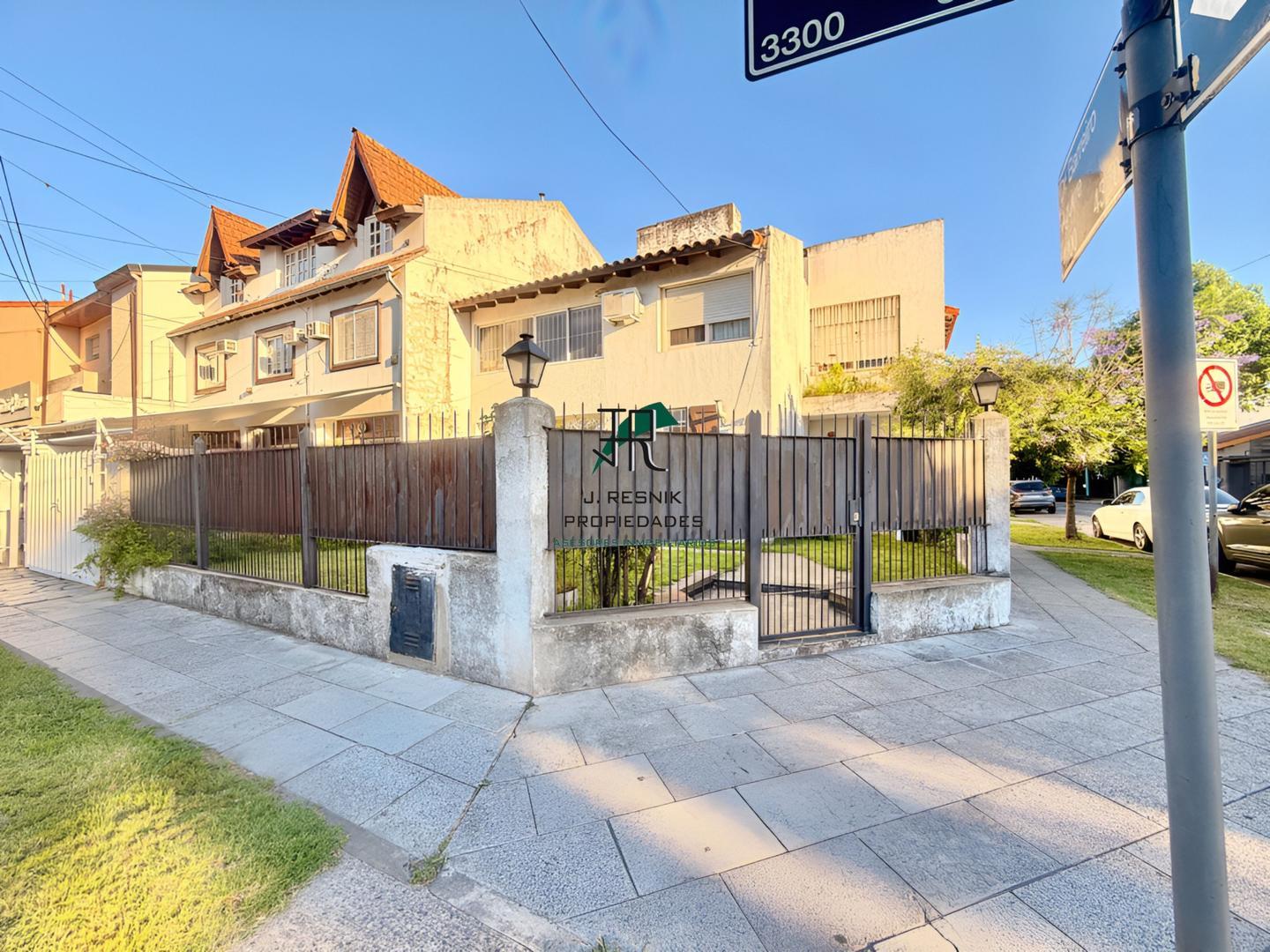 CASA EN ESQUINA TODO SOL INMEJORABLE UBICACIÓN