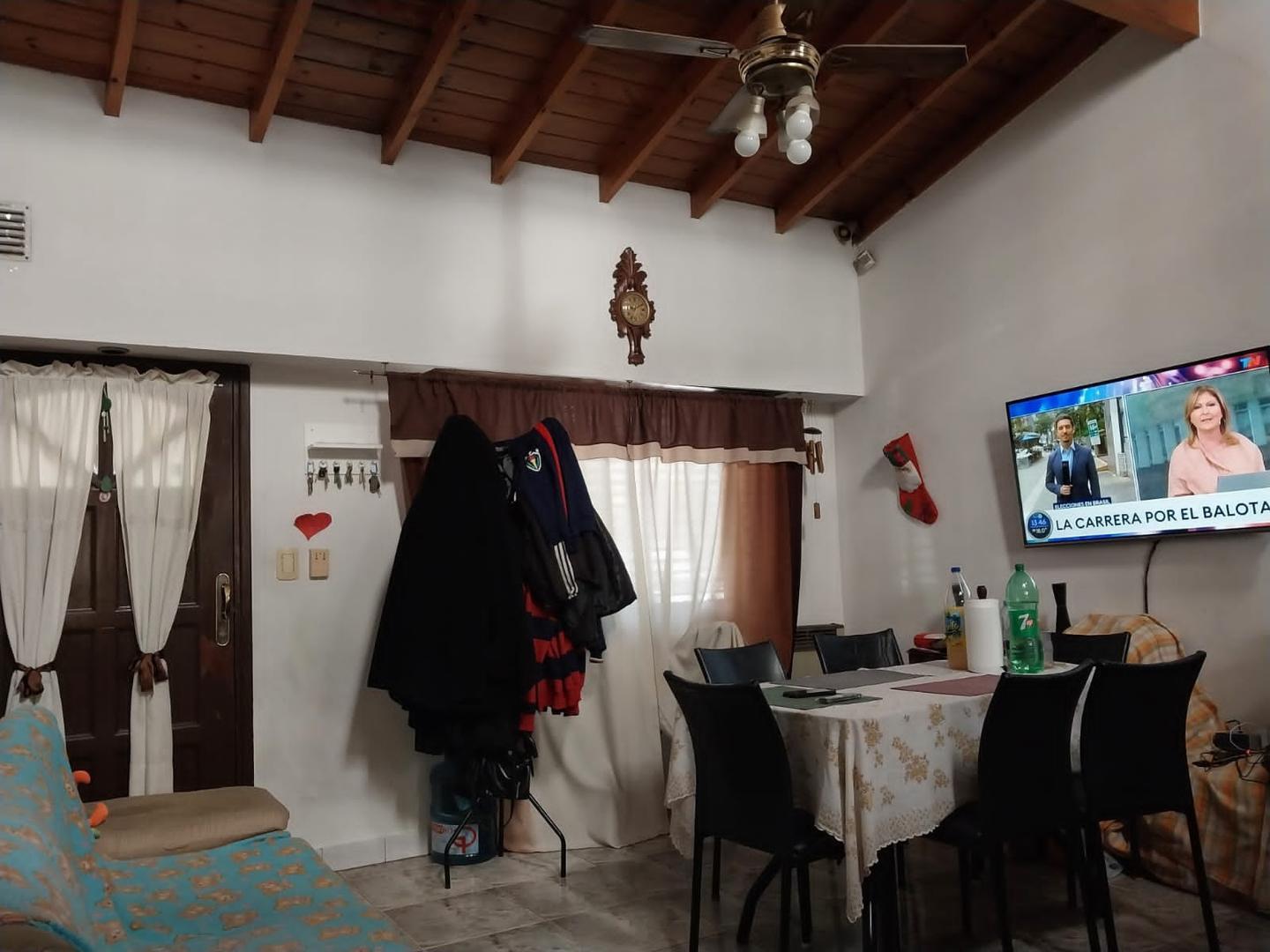 Casa 4 ambientes con 2 baños