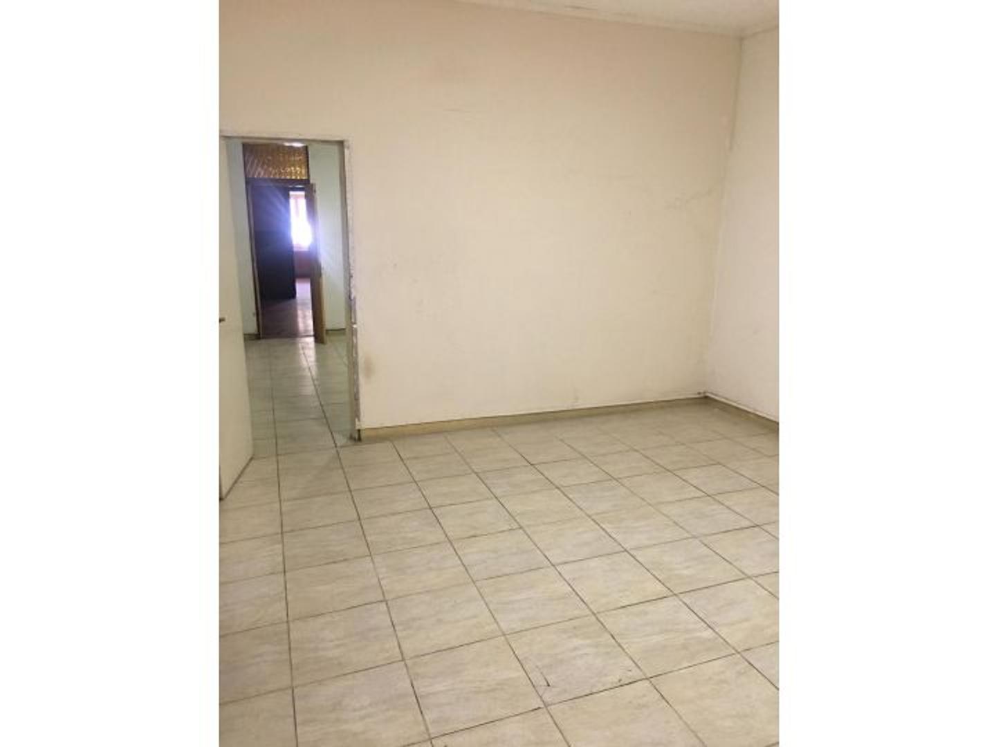 USO COMERCIAL O FAMILIAR. Casa en Planta Baja. Tres dormitorios mas patio.