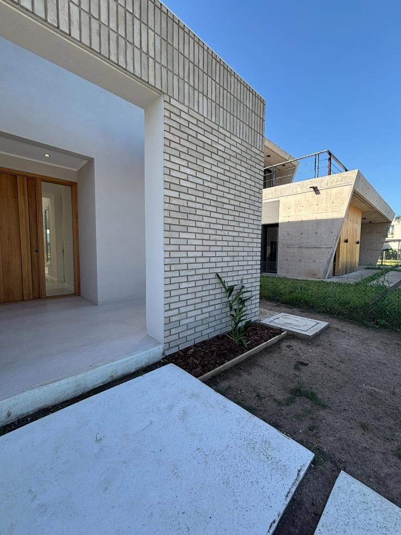 Casa en Venta con 5 cocheras