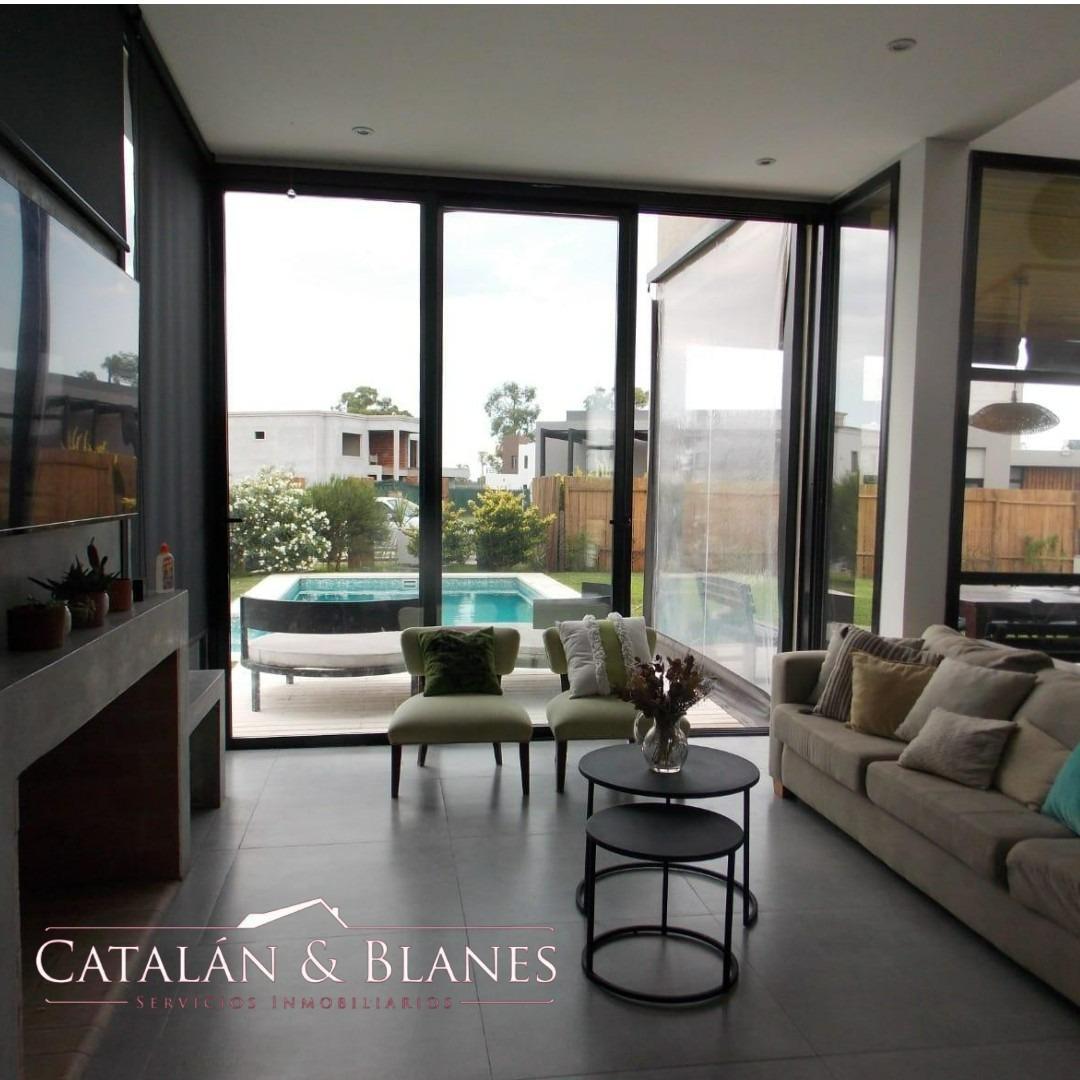 Casa en Venta con 2 cocheras