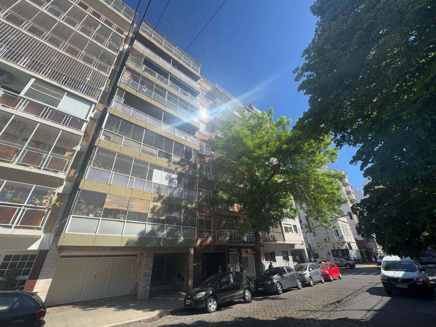 Amplio dos ambientes con patio a 1 cuadra de Rivadavia