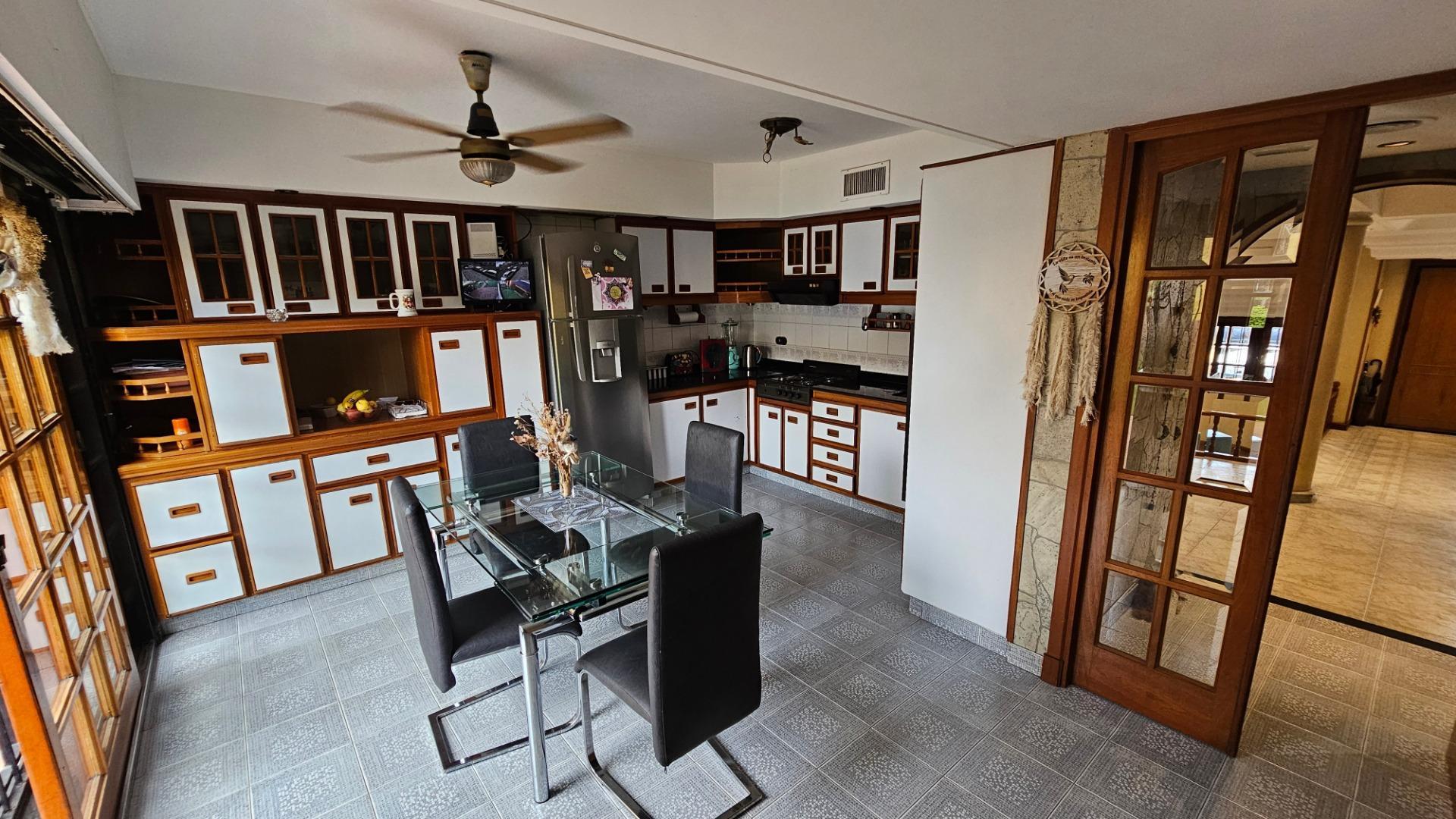 Casa en Venta con 3 cocheras