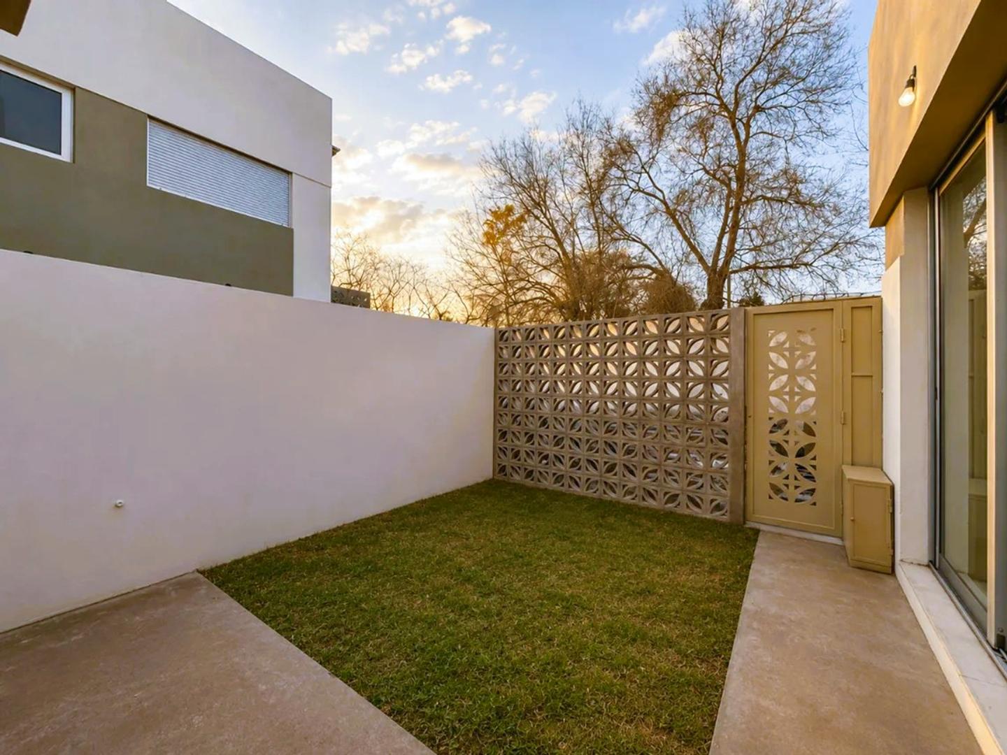 CASA DUPLEX EN VENTA EN LA PLATA A ESTRENAR DE 2 DORMITORIOS Y COCHERA