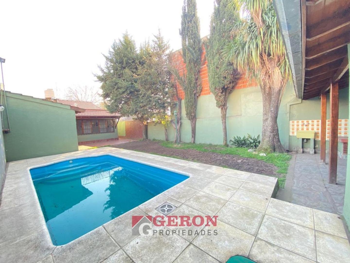 Chalet en Lote Propio con Jardín, Piscina y Quincho