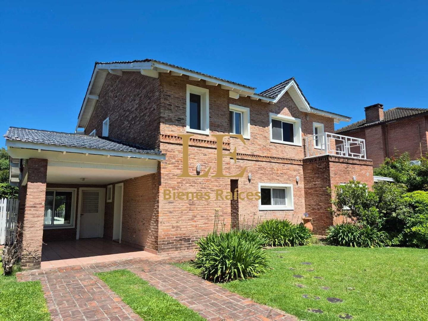 Casa 5 ambientes con 3 baños