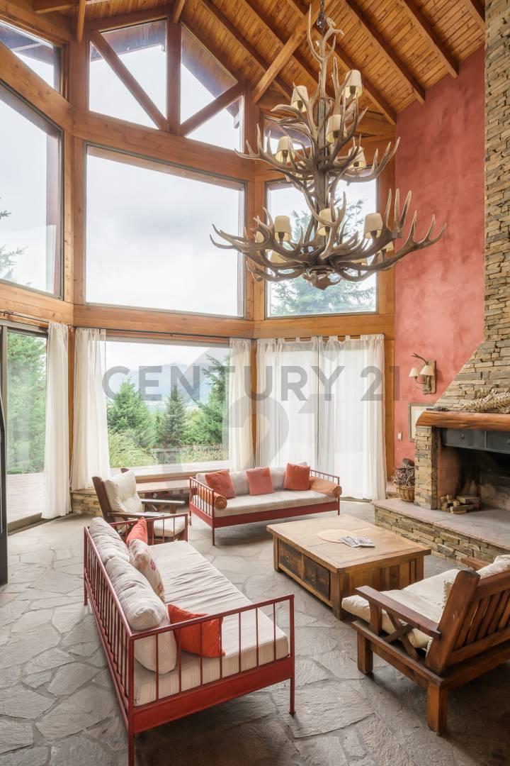 Casa en Venta con 2 cocheras