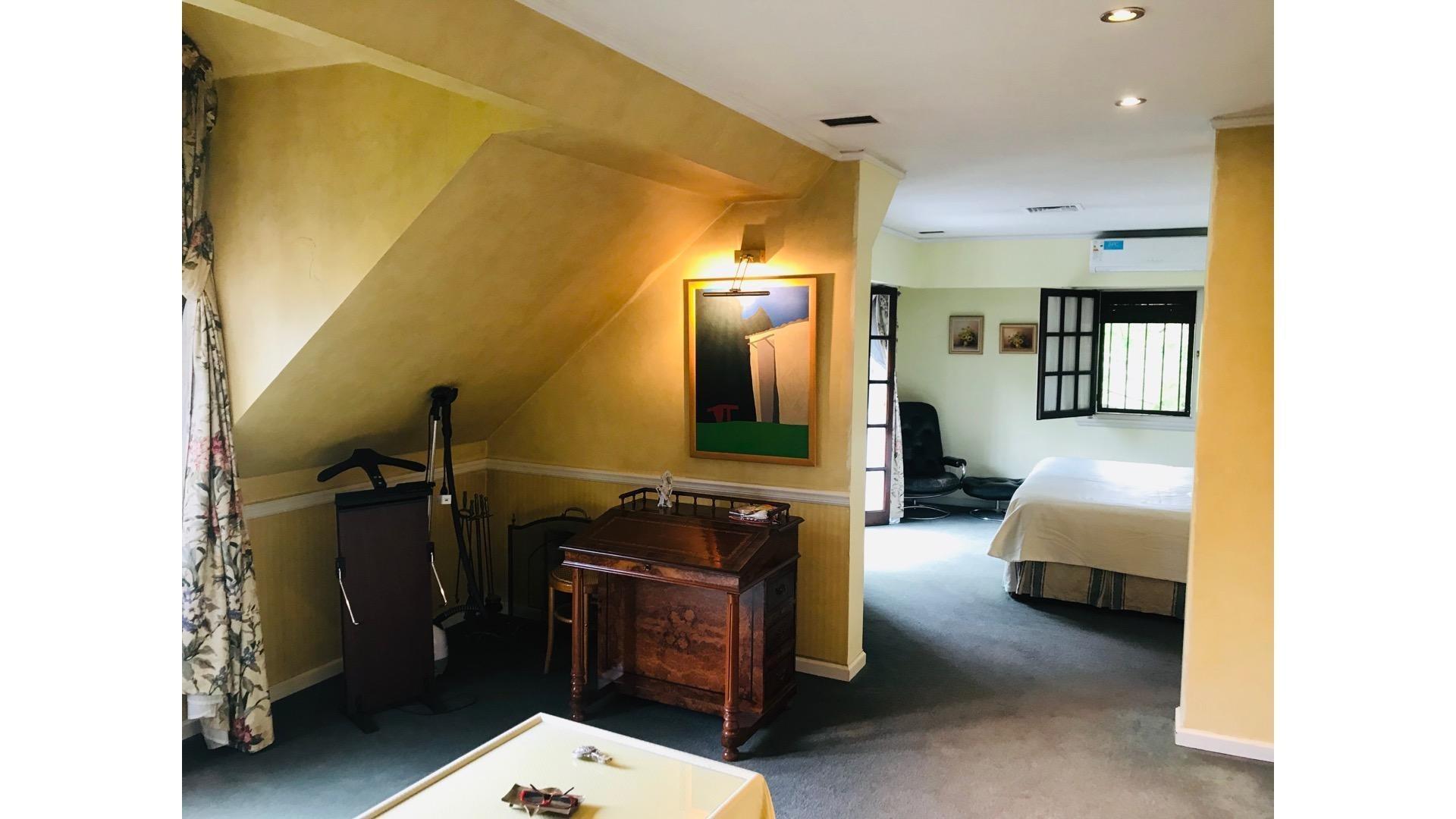 Casa en Venta con 3 cocheras