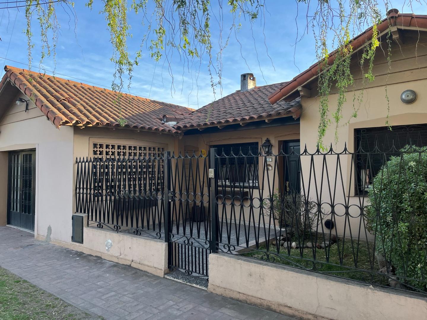 Rafael Calzada VENTA chalet 2 dorm excelente ubicación