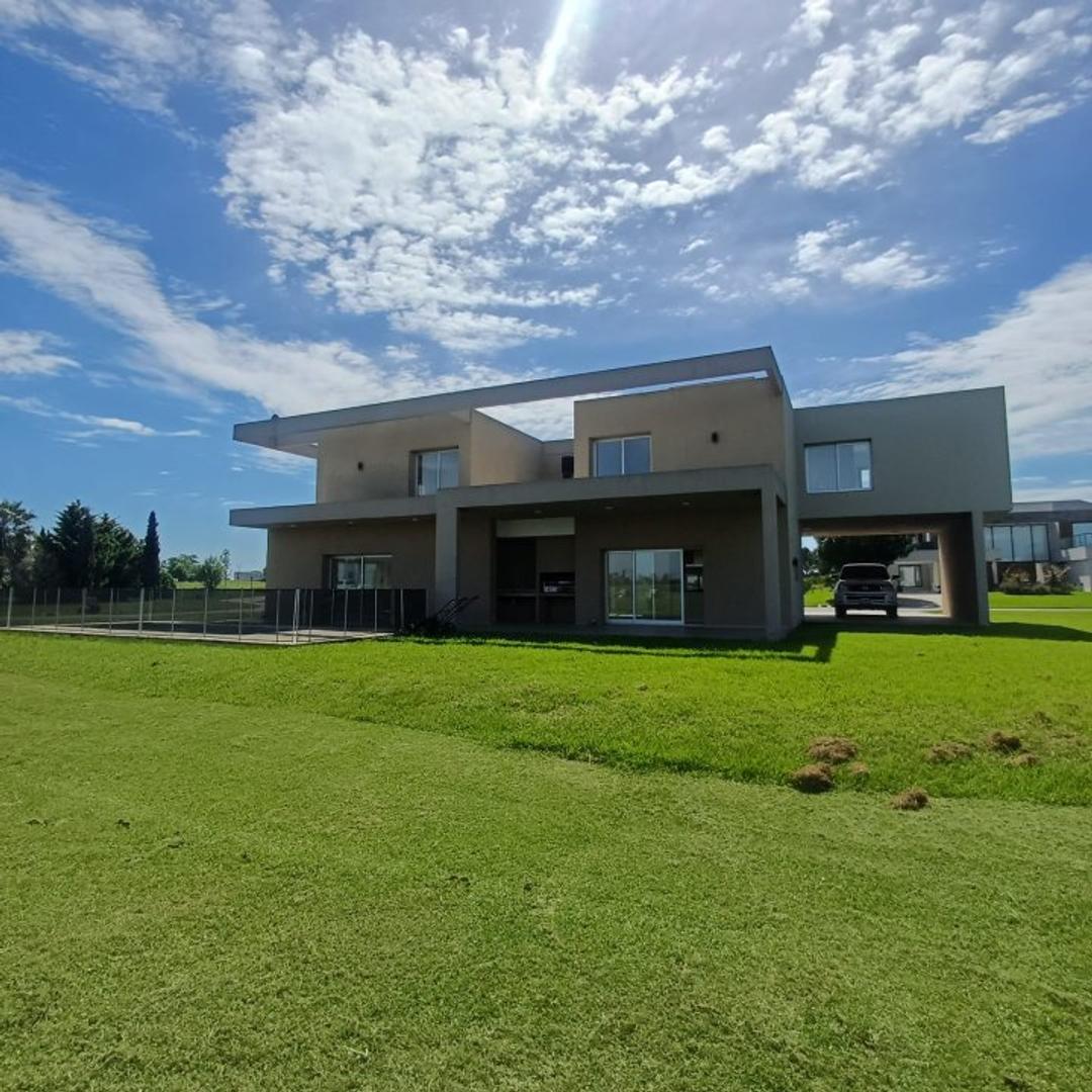 Casa en Venta con 4 cocheras