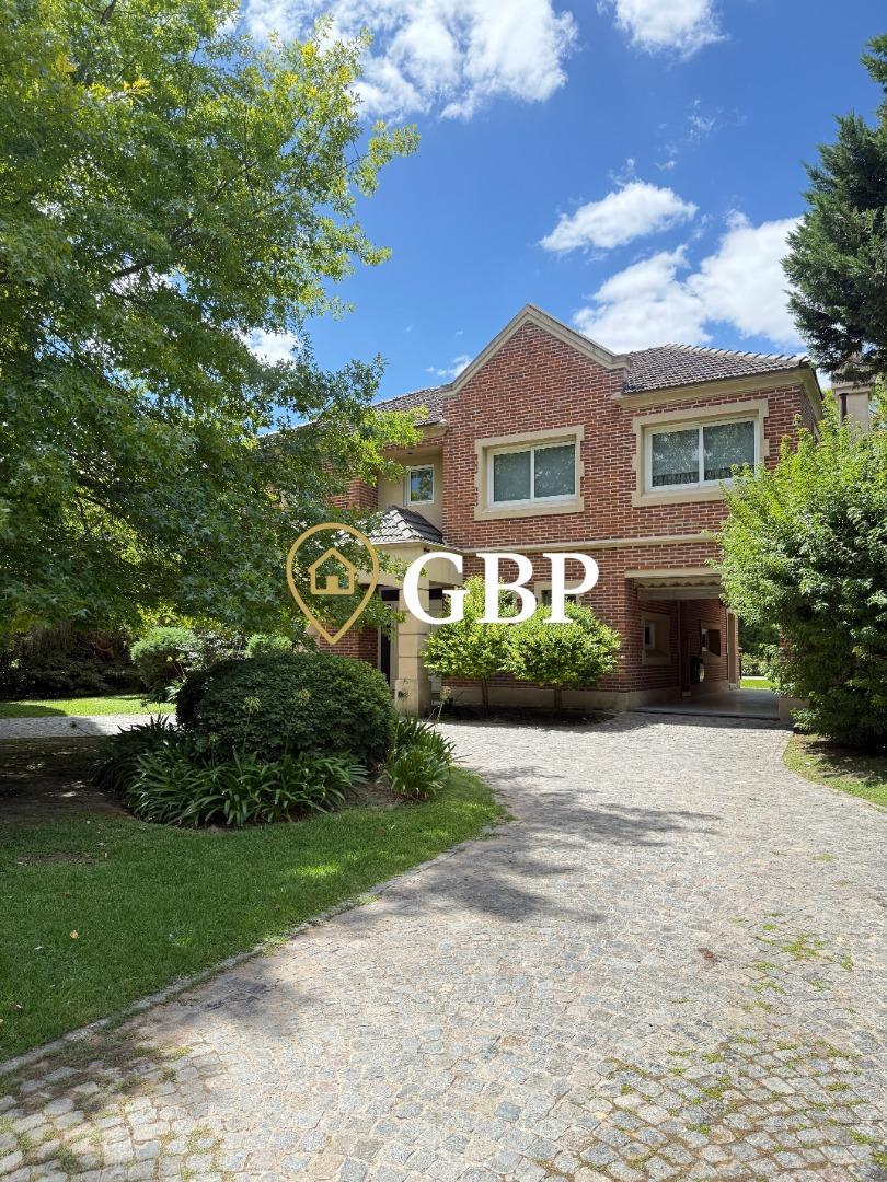 Casa en Alquiler con 5 cocheras