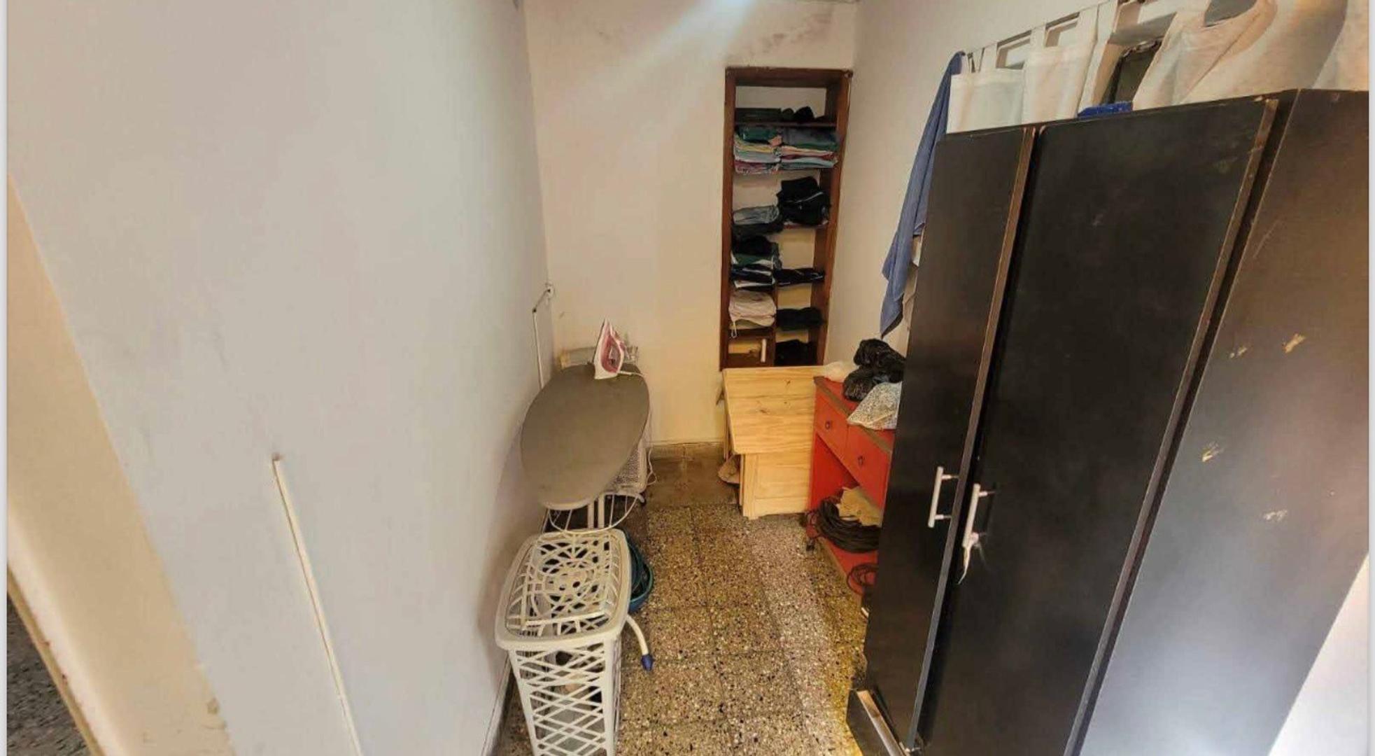 CASA MULTIFAMILIAR EN MORON C/COCHERA - 7 AMB Y FONDO