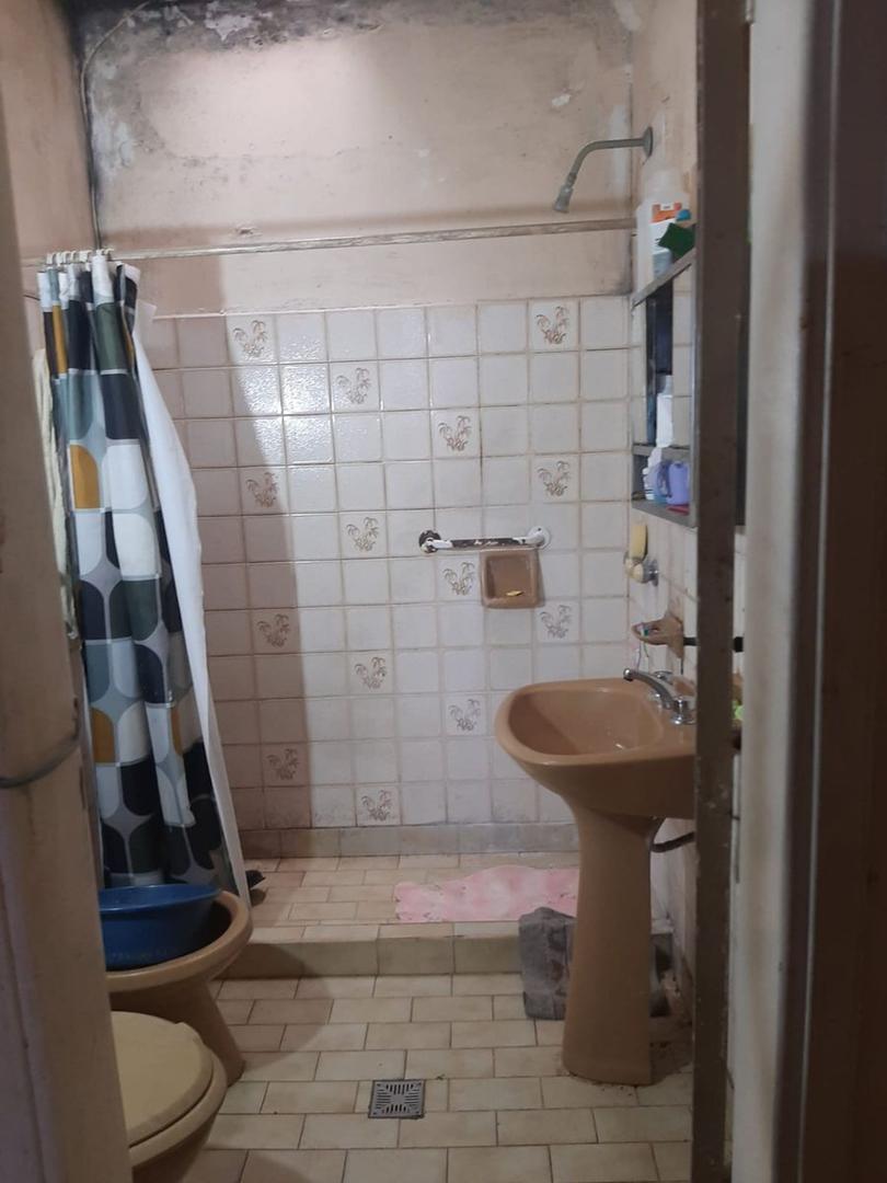 Casa en venta 4 ambientes en Castelar a reciclar