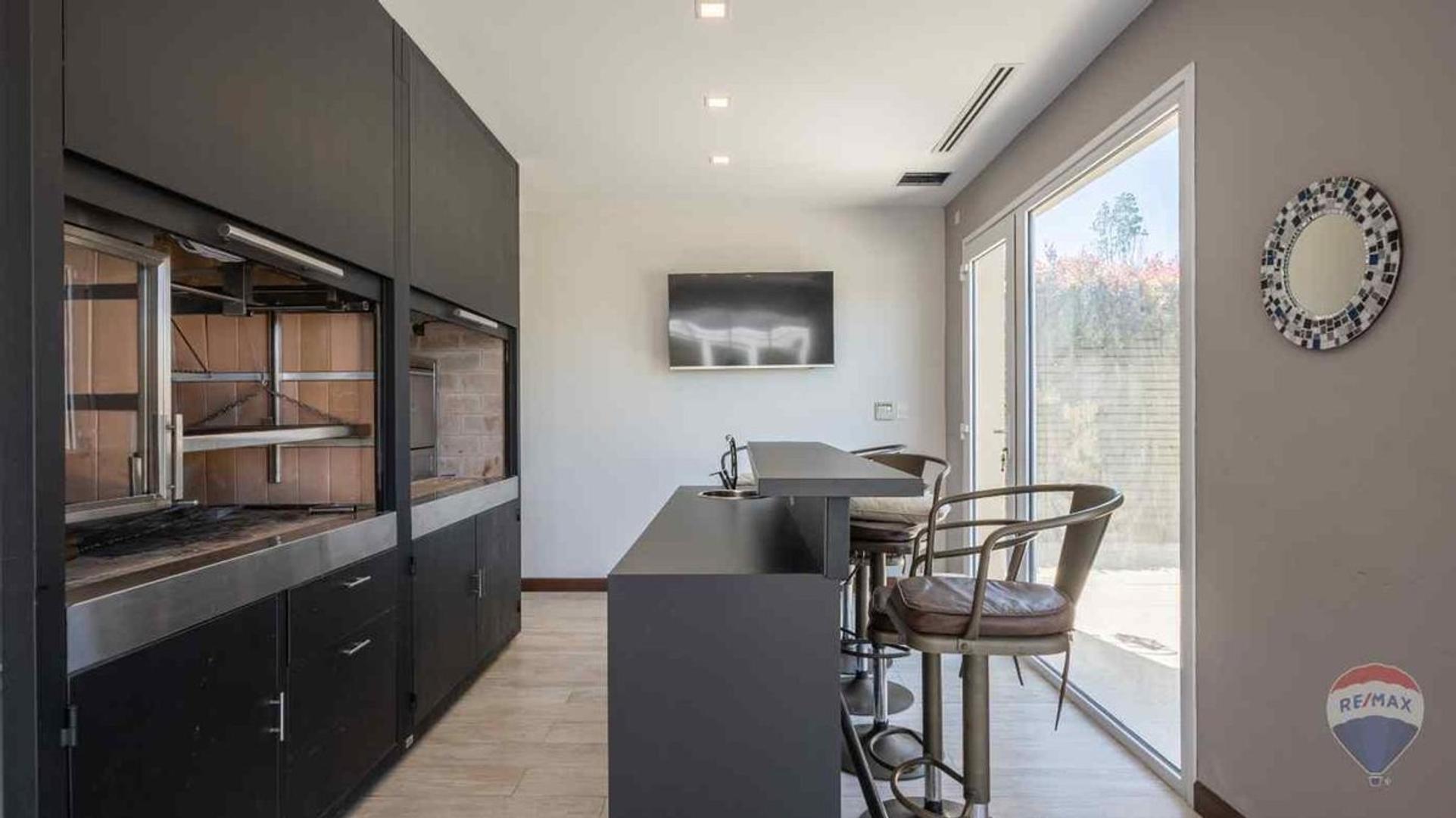 Casa en Venta con 4 cocheras