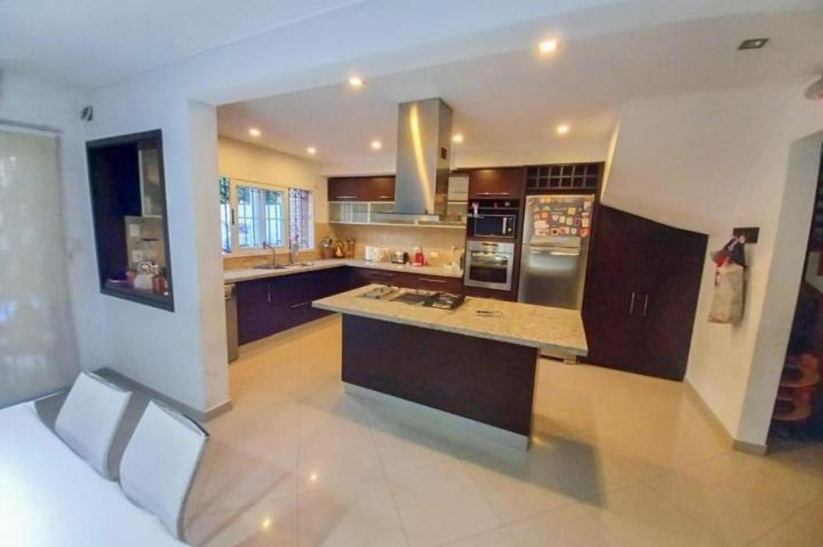 Casa en Venta con 3 cocheras