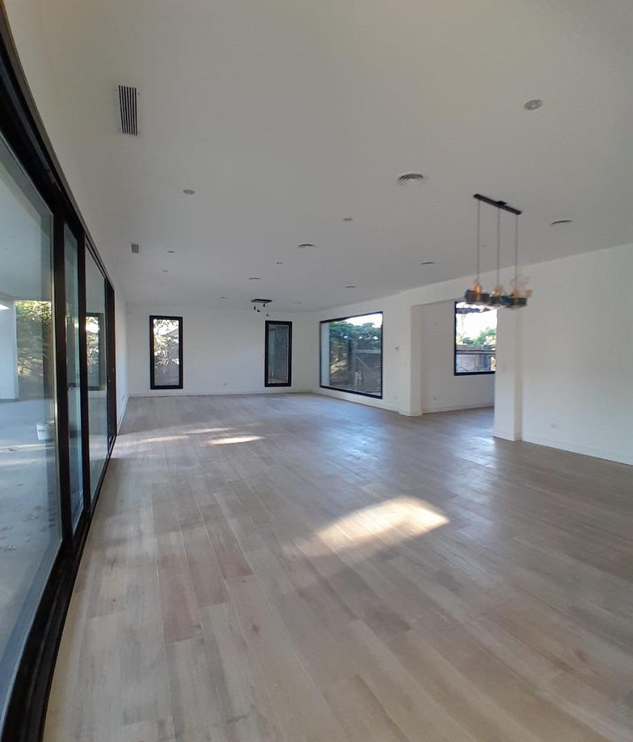 Casa en Alquiler con 6 cocheras