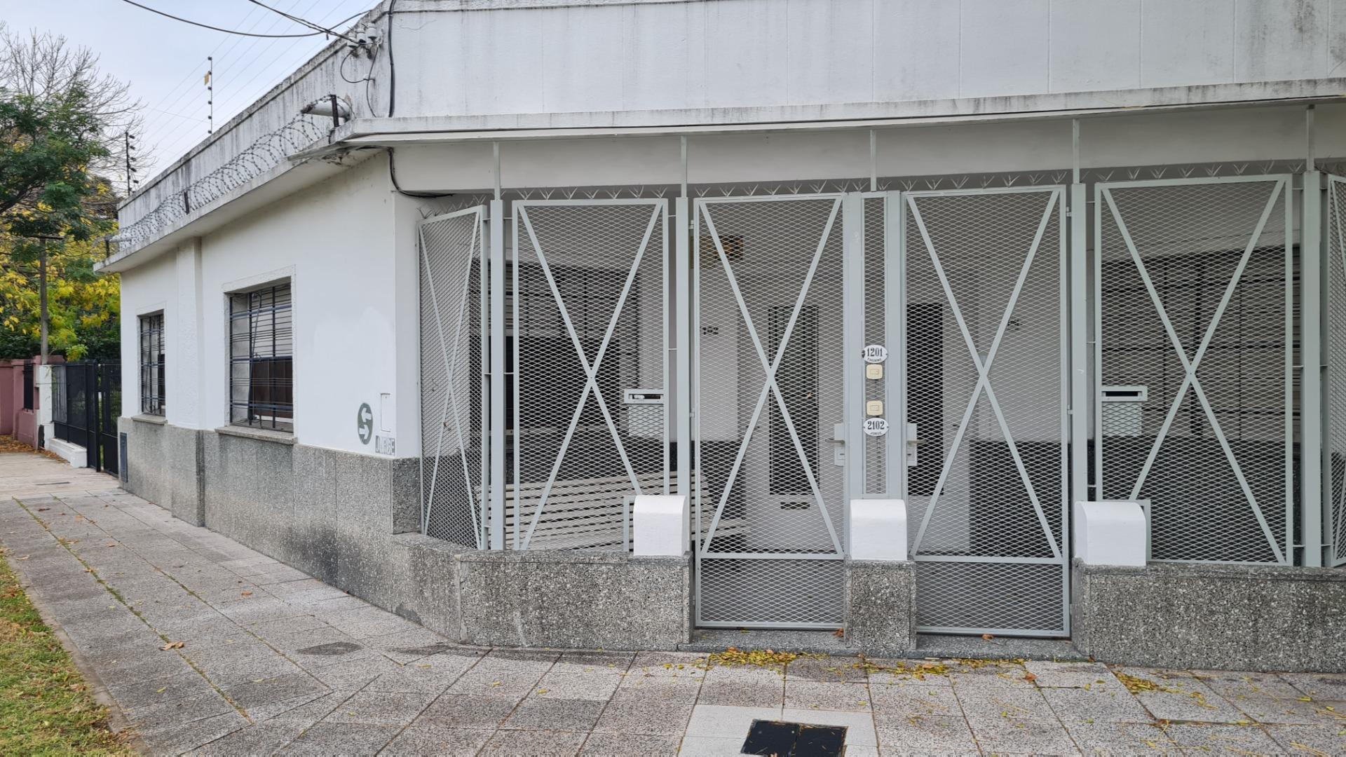 VENTA CASA 4 AMB CON JARDÍN Y COCHERA EN J. MÁRMOL