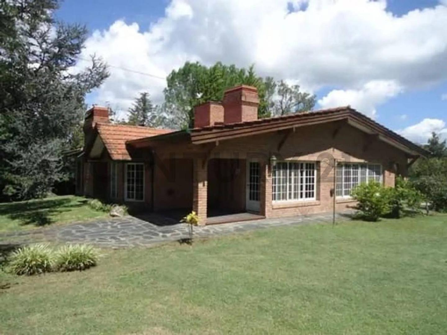 Casa 8 ambientes con 3 baños